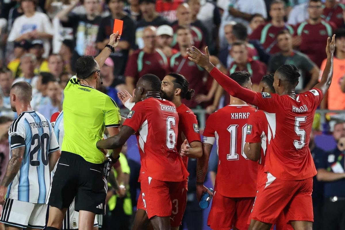 Breel Embolo, da Su&iacute;&ccedil;a, recebeu cart&atilde;o vermelho na partida dram&aacute;tica contra a Argentina