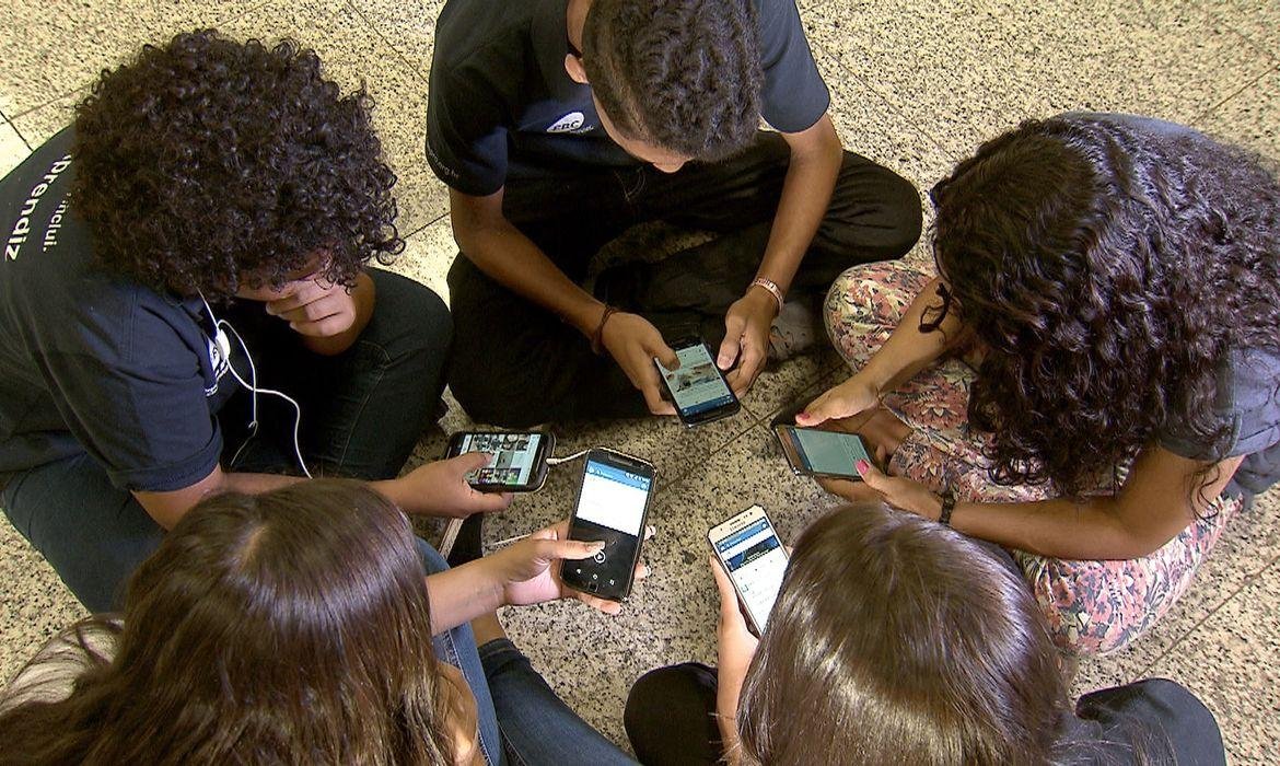 Relat&oacute;rio foi elaborado por m&eacute;dicos, acad&ecirc;micos, representantes da juventude e pais