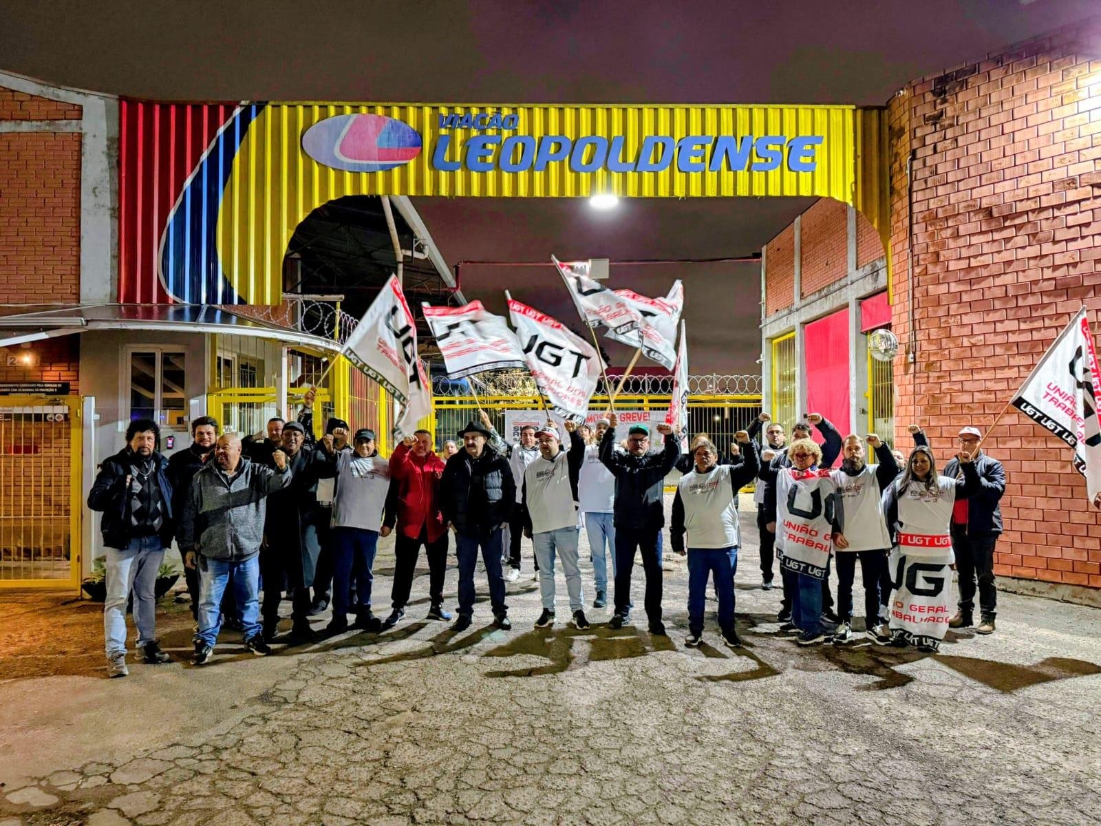 Categoria decidiu pela rejei&ccedil;&atilde;o da proposta apresentada pela patronal que n&atilde;o atende as reivindica&ccedil;&otilde;es dos trabalhadores
