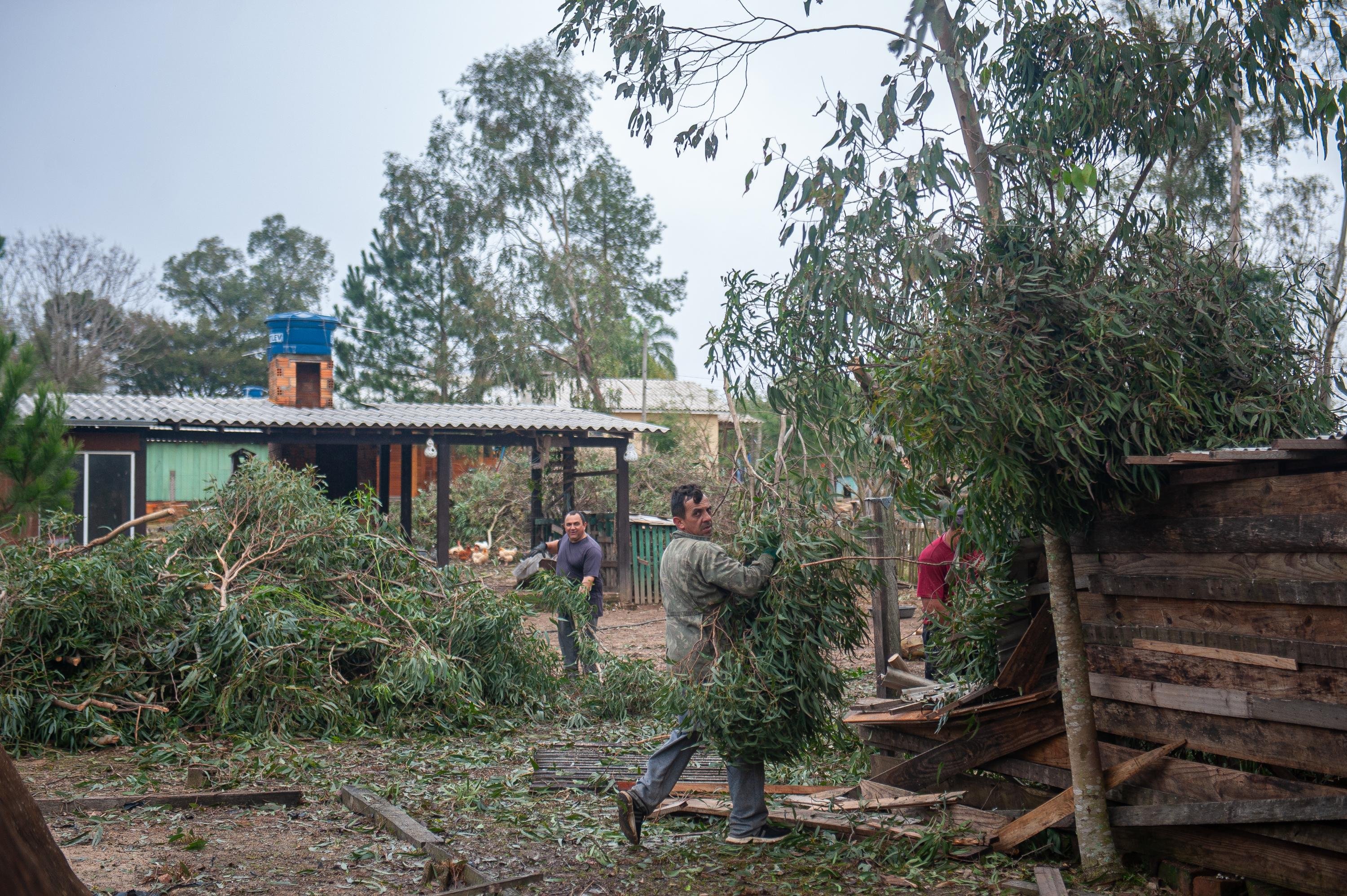 No Parque Eldorado, ecoava o som das serras el&eacute;tricas cortando as &aacute;rvores que ca&iacute;ram com a for&ccedil;a do vento