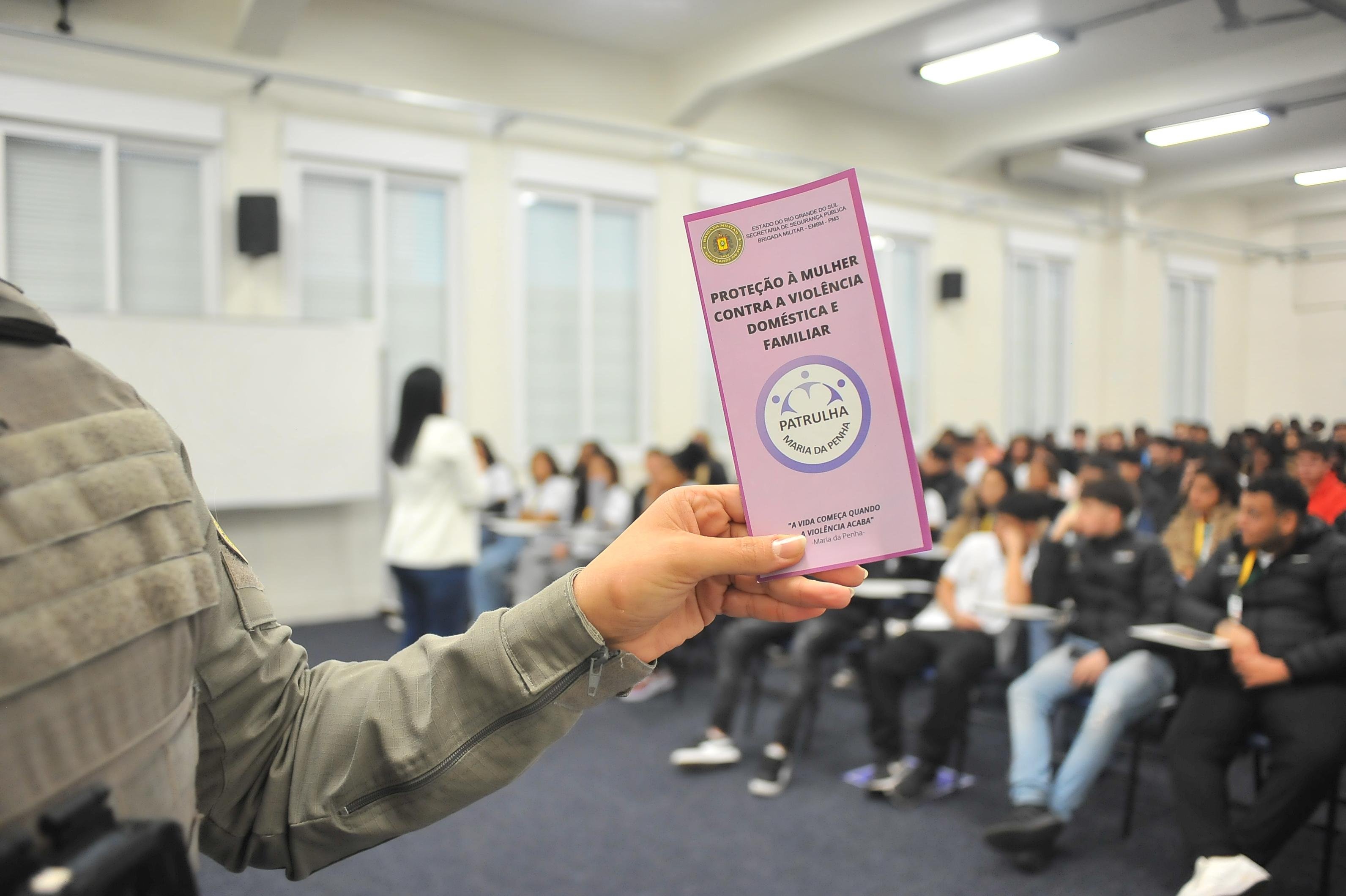 Palestra da Patrulha Maria da Penha sobre preven&ccedil;&atilde;o e enfrentamento &agrave; viol&ecirc;ncia contra a mulher para participantes do Programa Partiu Futuro Reconstru&ccedil;&atilde;o