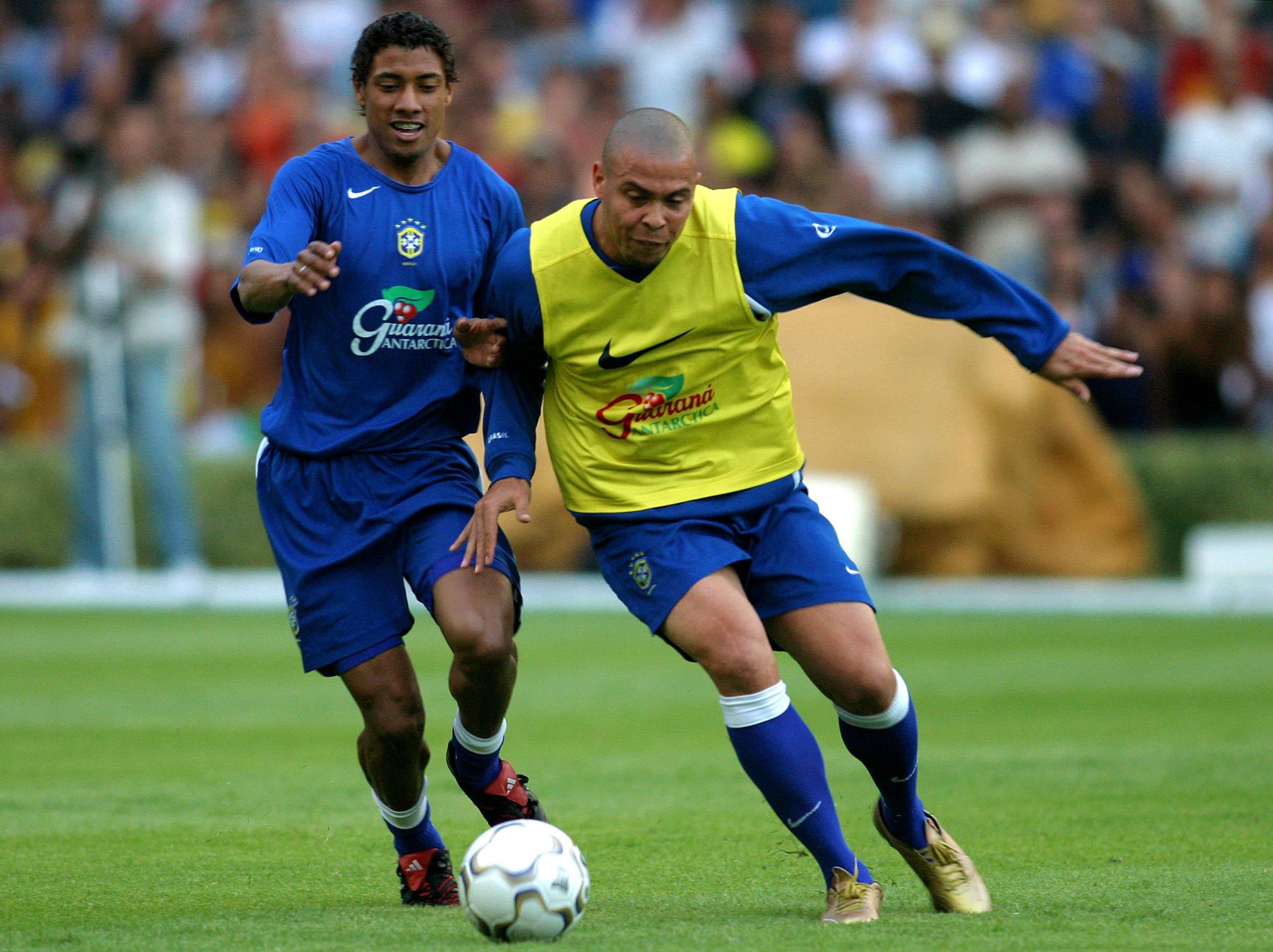 Kleberson em treino da Sele&ccedil;&atilde;o Brasileira ao lado de Ronaldo na Copa de 2002