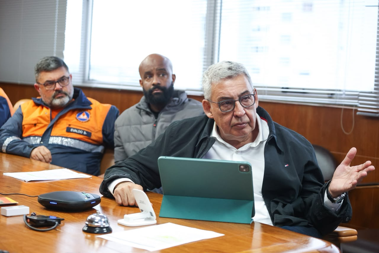 Prefeito Sebasti&atilde;o Melo realizou, nesta segunda-feira, 13, uma reuni&atilde;o de alinhamento com os &oacute;rg&atilde;os que integram o sistema de resposta a emerg&ecirc;ncias em Porto Alegre