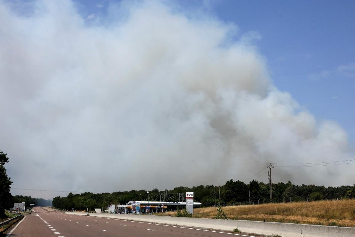 Grande coluna de fuma&ccedil;a pode ser avistada nos arredores da capital francesa