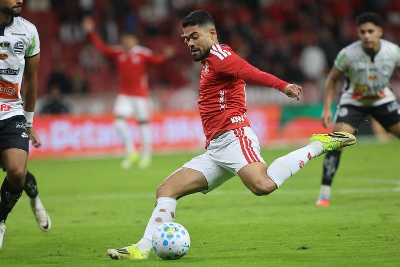 Tabata negocia sa&iacute;da do Inter