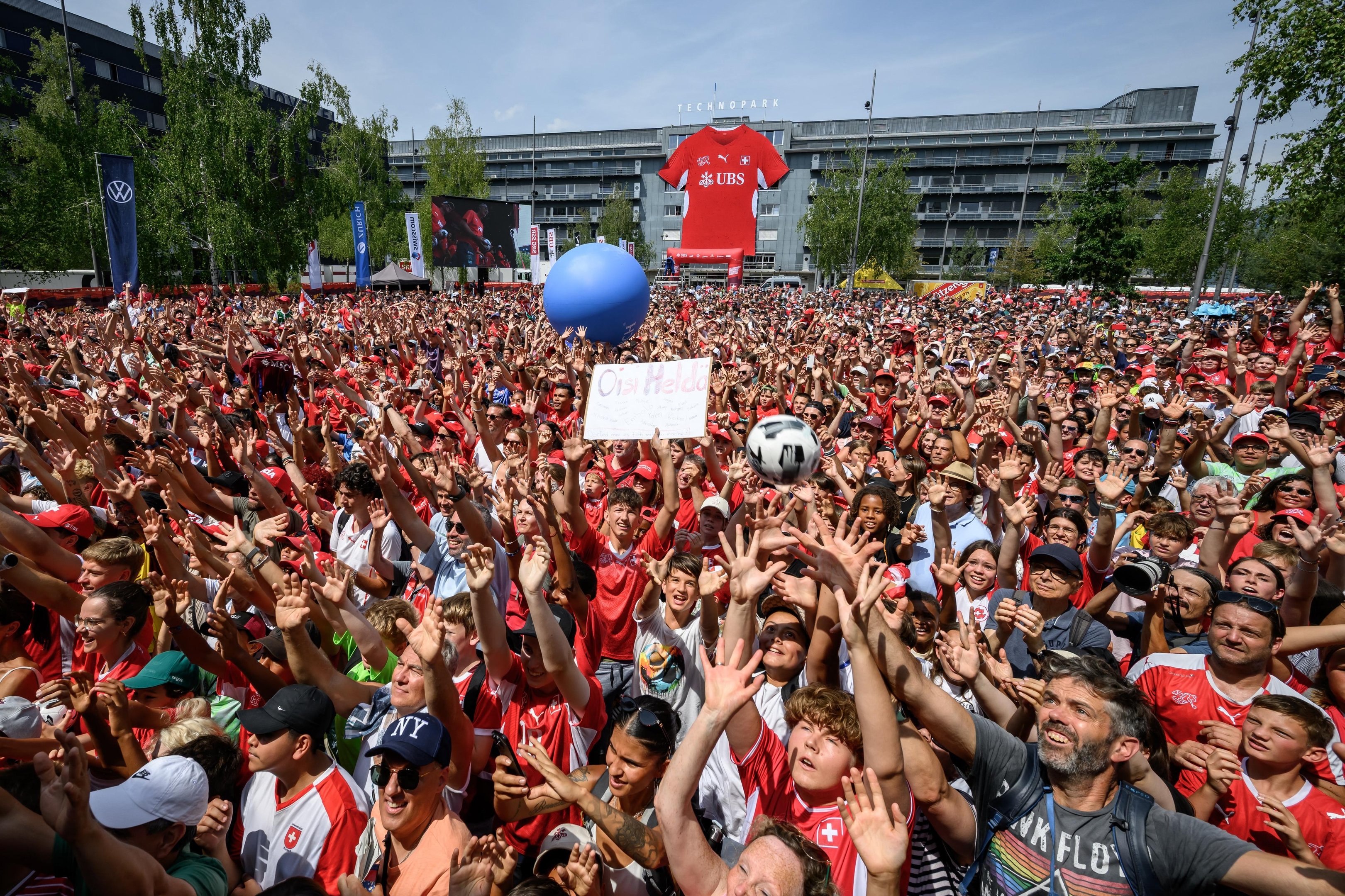 Torcida recebe jogadores da Su&iacute;&ccedil;a