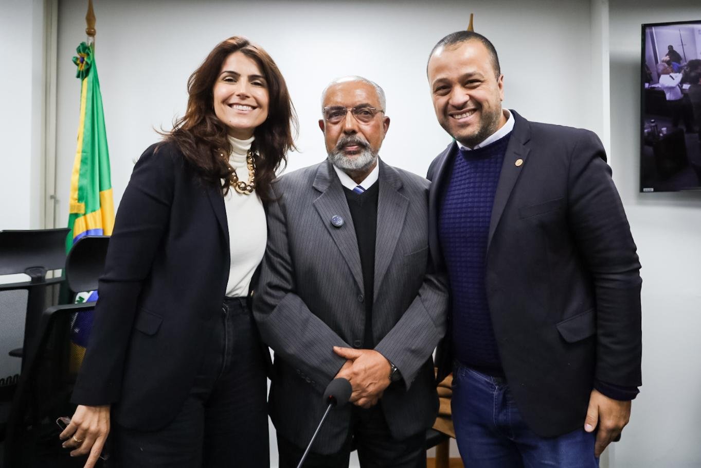Manuela d'&Aacute;vila ao lado de Paulo Paim (ao centro) e Lucas Caregnato (&agrave; direita)