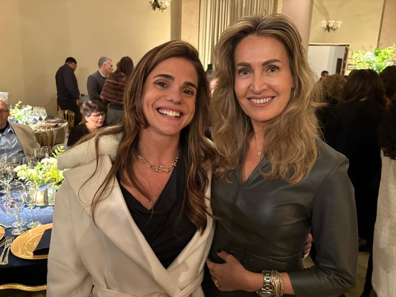 As procuradoras Fabr&iacute;cia Lacerda Marder e Beth&acirc;nia Flach em recente comemora&ccedil;&atilde;o dos procuradores do munic&iacute;pio