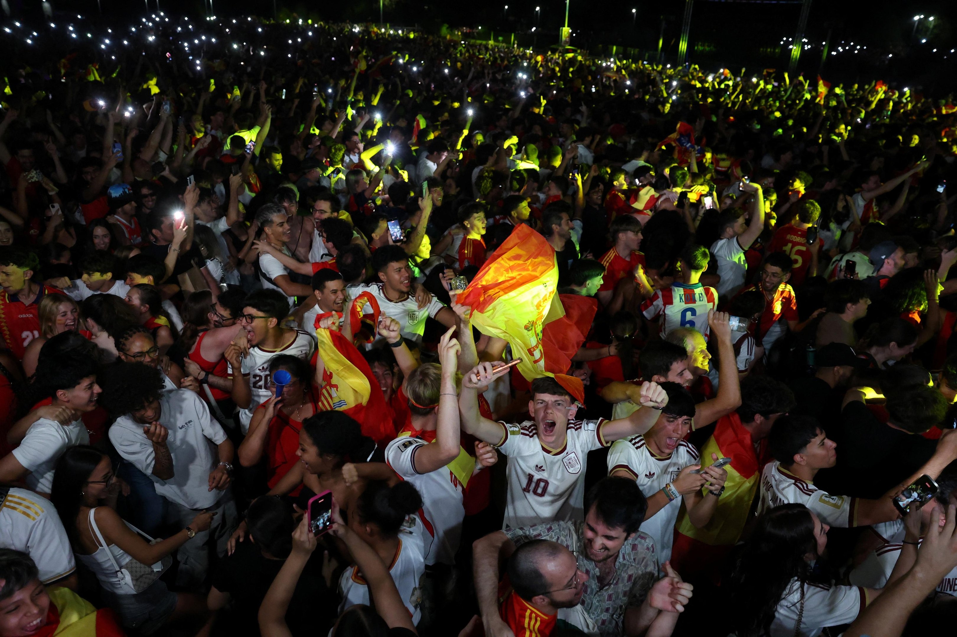 Torcida espanhola comemora vaga na final da Copa