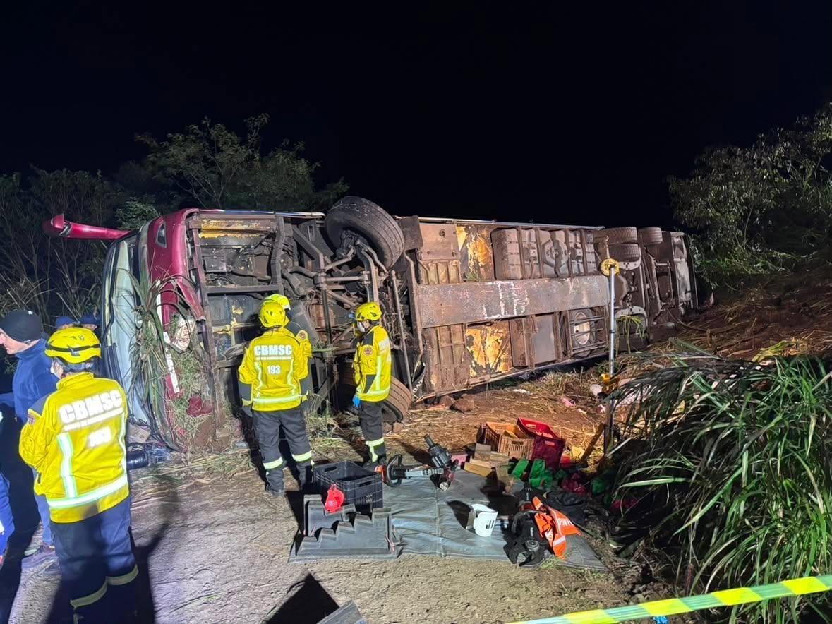 Acidente mobilizou equipes de resgate durante a madrugada desta quarta-feira