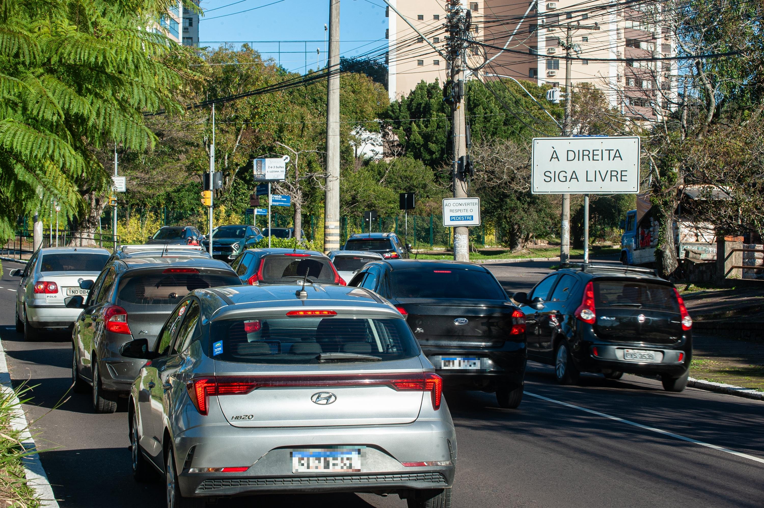 Sem&aacute;foro e placa de "siga livre" na esquina das avenidas Pl&iacute;nio Brasil Milano e Crist&oacute;v&atilde;o Colombo confundem alguns motoristas