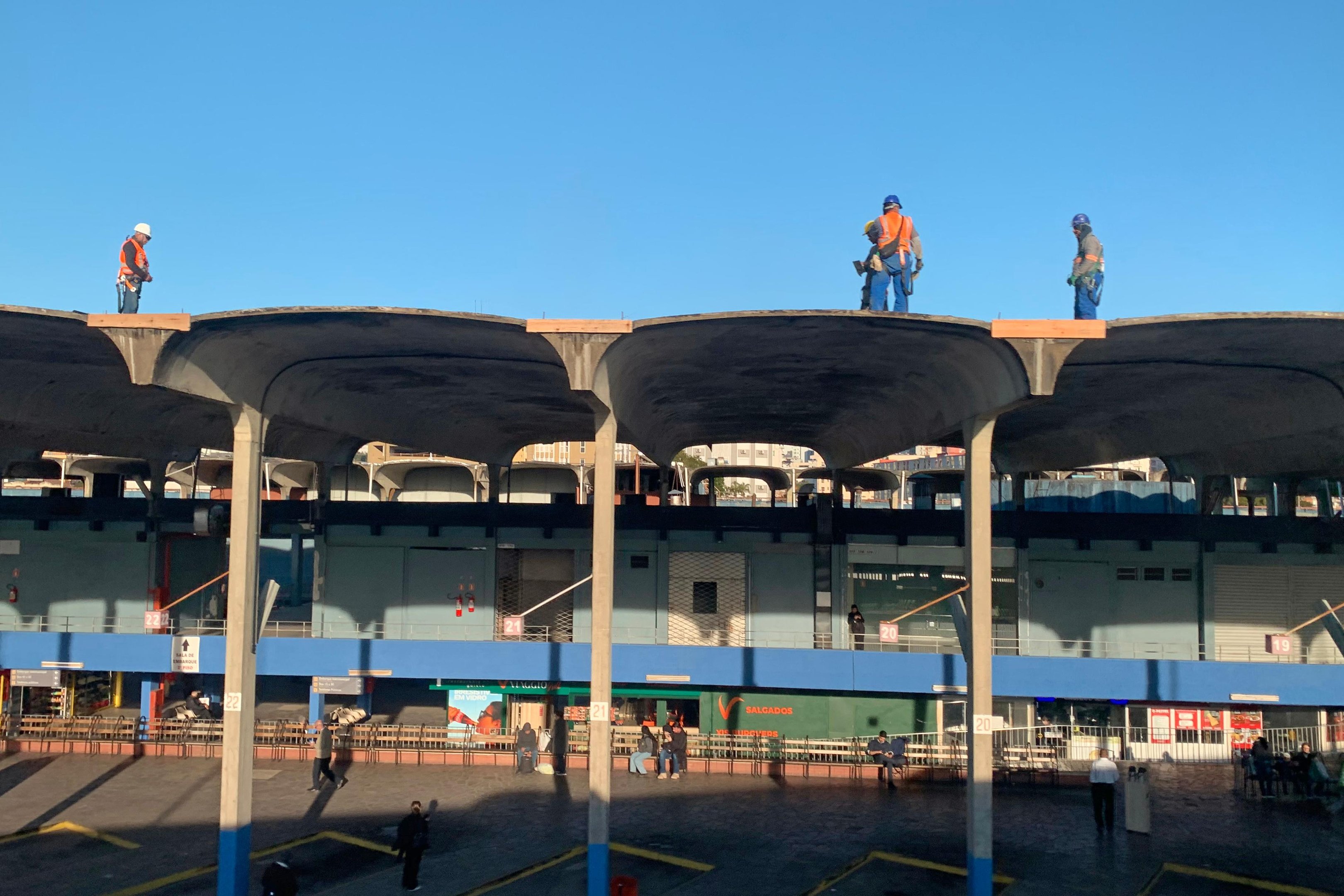 Trabalhadores atuam na reforma da cobertura da esta&ccedil;&atilde;o rodovi&aacute;ria