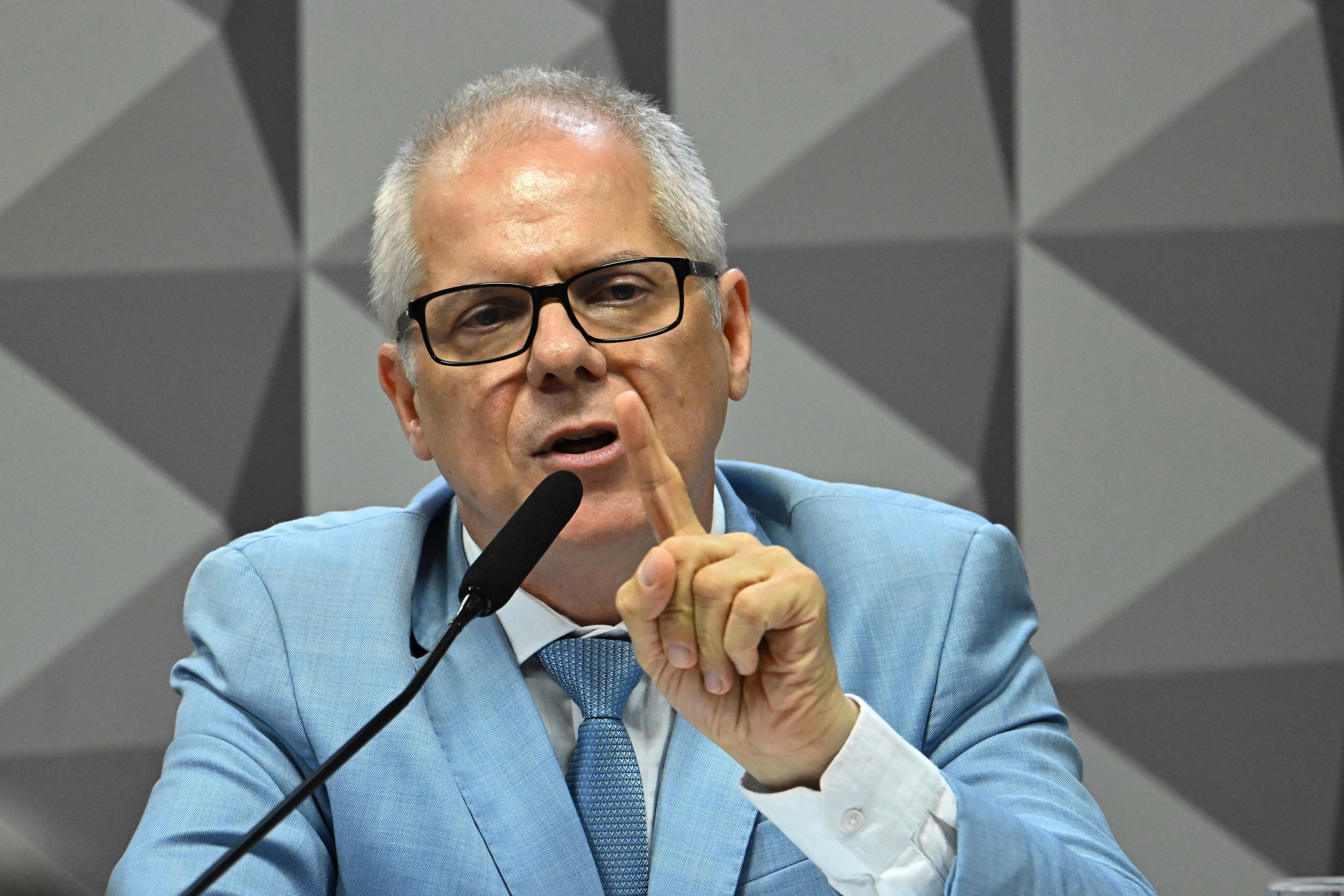 Segundo a PF, Stefanutto utilizava terceiros para ocultar o recebimento das vantagens indevidas, que teriam alcan&ccedil;ado R$ 250 mil por m&ecirc;s ap&oacute;s assumir a presid&ecirc;ncia do INSS