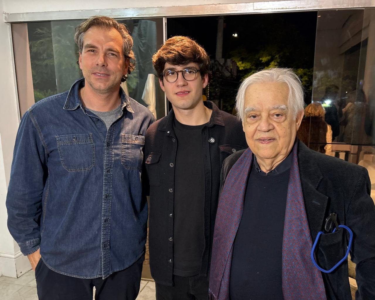 Os artistas Leo Stockinger e Zezinho Eichenberg (C), que est&aacute; expondo na Galeria Stockinger, com Carlos Eduardo Comas, o curador da exposi&ccedil;&atilde;o de Zezinho