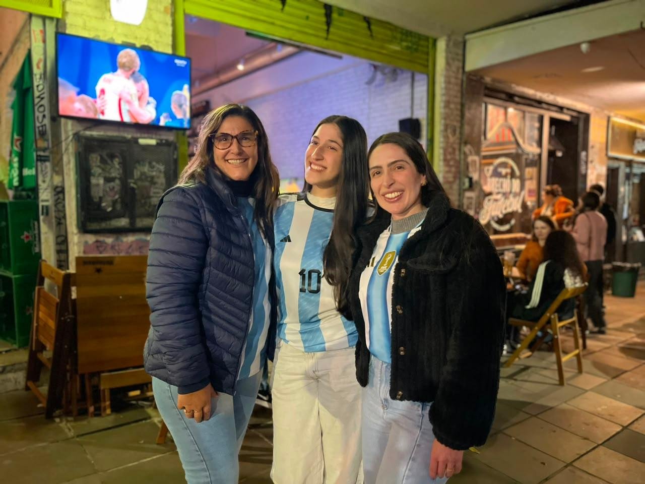 Cl&eacute;lia Moraes (E), Cec&iacute;lia Moraes (C) e Bruna Moraes (D)