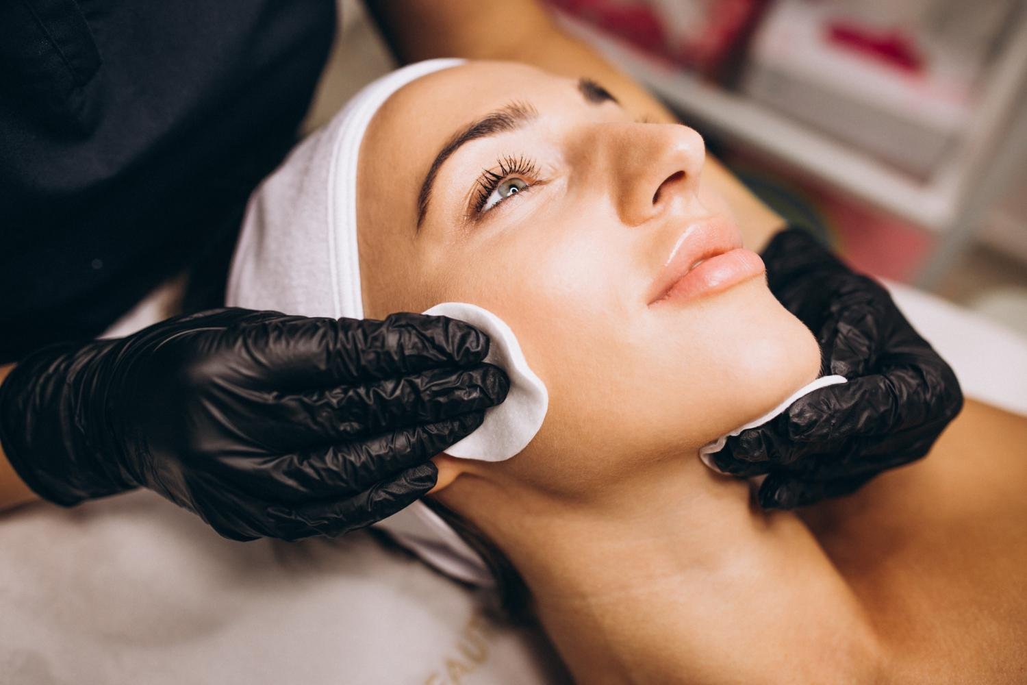 Dermaplaning pode melhorar temporariamente a textura e a luminosidade do rosto