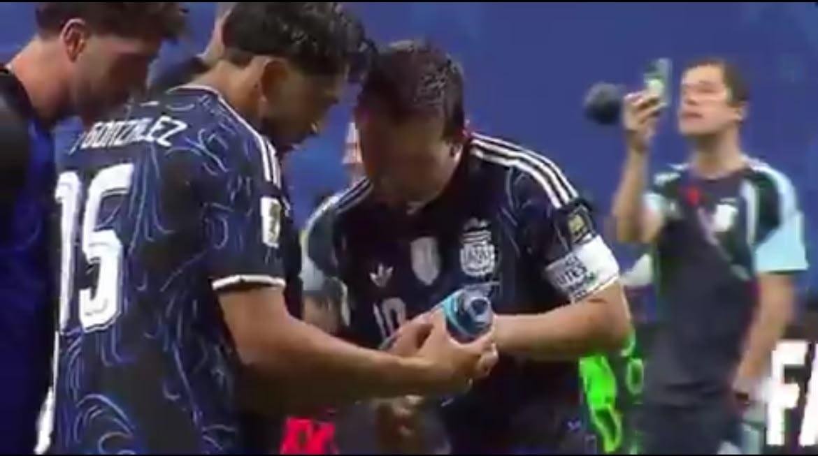 Jogadores da Argentina encontraram a garrafa de &aacute;gua do goleiro brit&acirc;nico Jordan Pickford, que continha uma "cola" com instru&ccedil;&otilde;es para uma eventual disputa de p&ecirc;naltis.