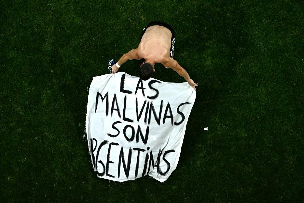 Argentinos exibiram a faixa "Malvinas s&atilde;o Argentinas" ap&oacute;s vit&oacute;ria sobre a Inglaterra