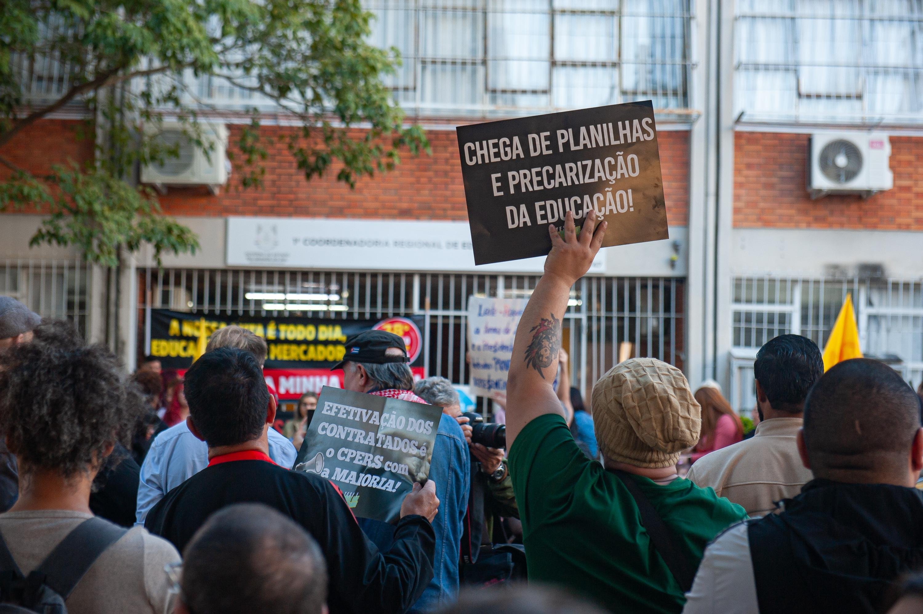 Manifesta&ccedil;&atilde;o foi organizada em frente &agrave; 1&ordf; Coordenadoria de Educa&ccedil;&atilde;o (CRE), no bairro Menino Deus