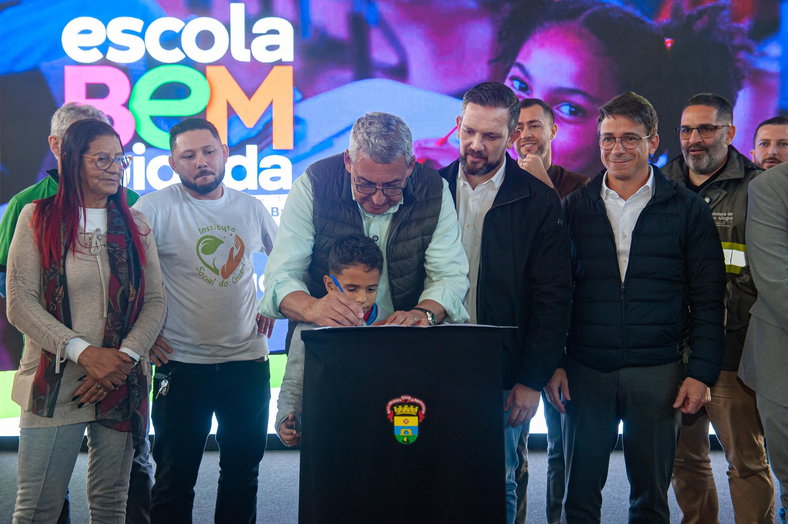 Cerim&ocirc;nia de assinatura do contrato foi realizada nesta quinta-feira na Escola Municipal de Ensino Fundamental (EMEF) Jos&eacute; Loureiro da Silva, no bairro Cristal