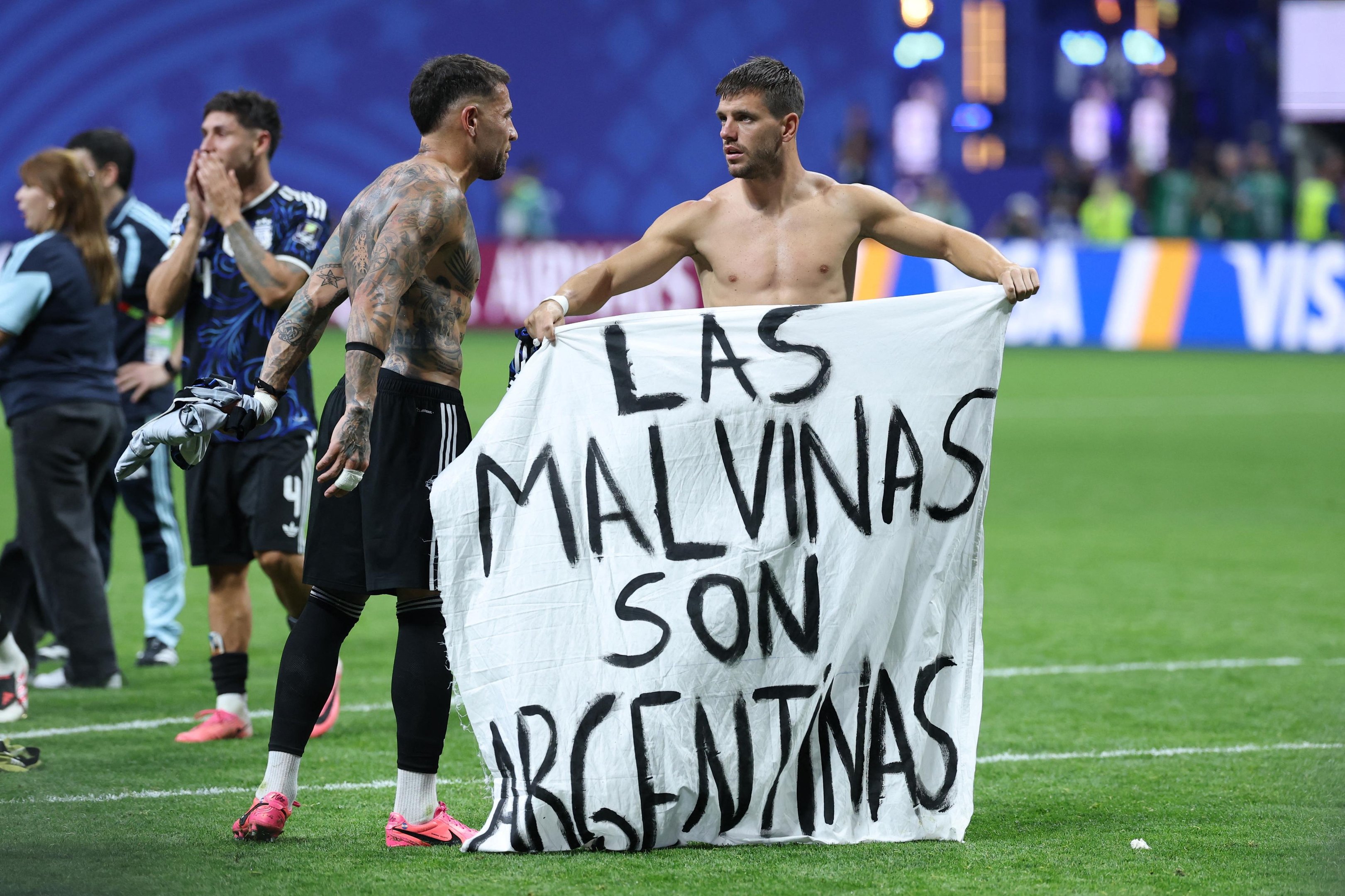Ap&oacute;s vit&oacute;ria de virada sobre a Inglaterra, elenco argentino festejou com faixa alusiva &agrave; Guerra das Malvinas