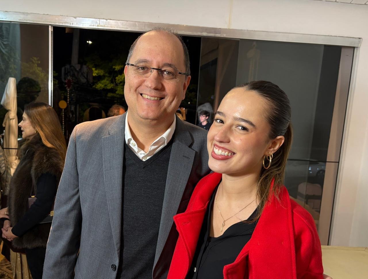 Felipe e a filha, Laura Pozzebon, em noite de arte na Galeria Stockinger