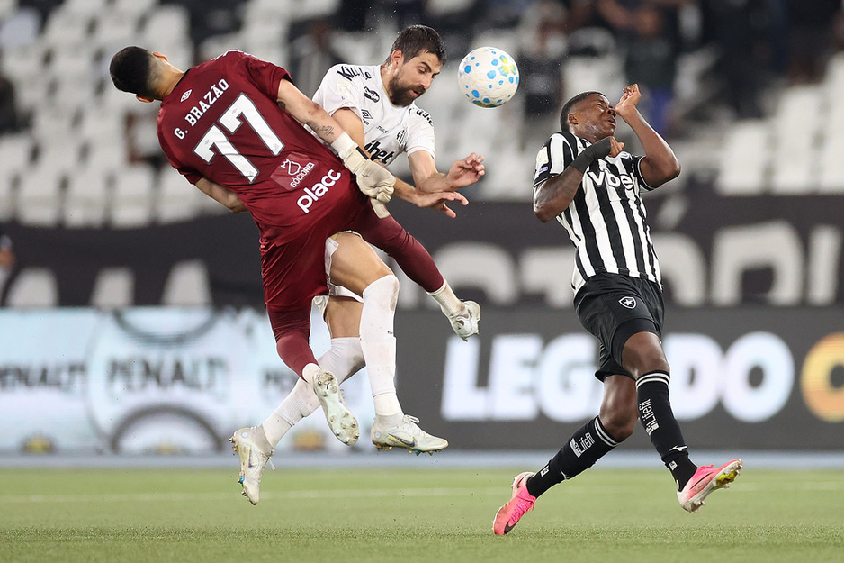 Braz&atilde;o saiu atrapalhado e deixou Botafogo livre para marcar