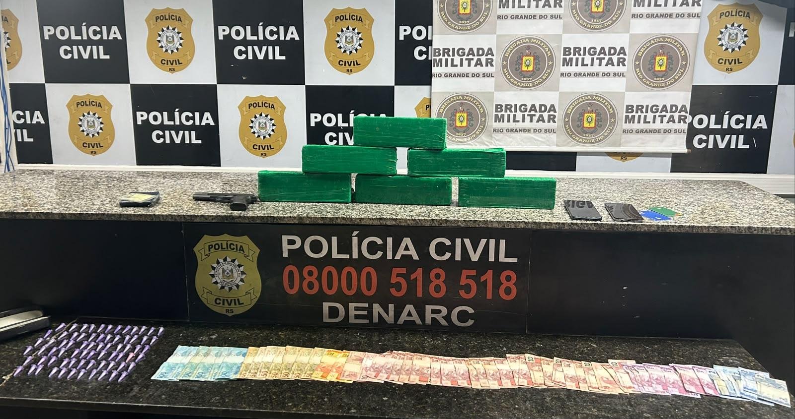 Policiais apreenderam 69 pinos de coca&iacute;na, seis tijolos de maconha e um simulacro de arma de fogo