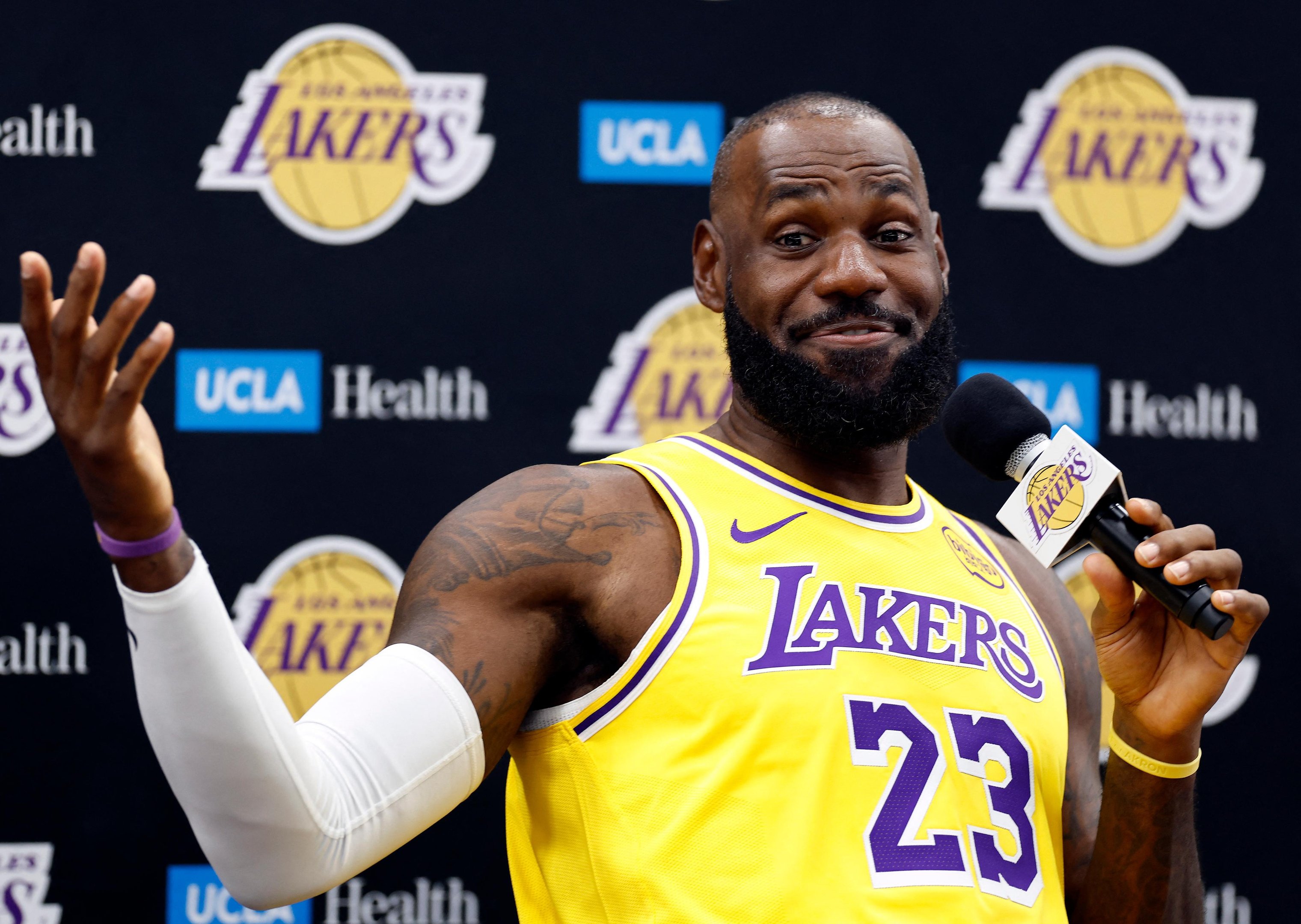 LeBron James assinou um contrato de dois anos com o Philadelphia 76ers