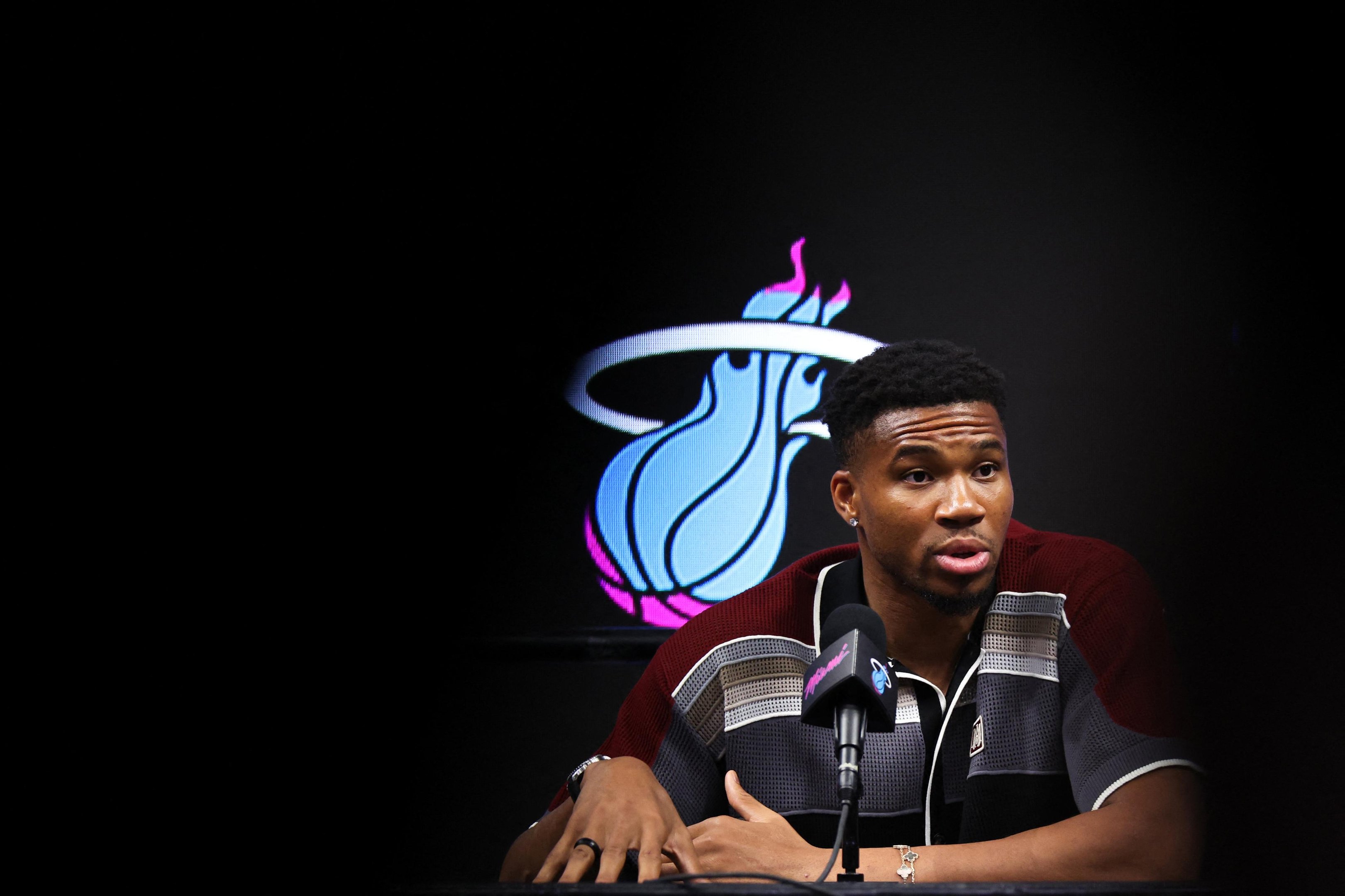 Giannis Antetokounmpo foi apresentado como o novo superastro do Miami Heat