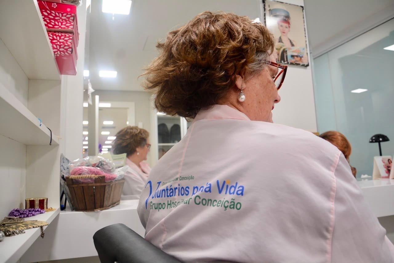 Volunt&aacute;rios se dedicam a atividades como confec&ccedil;&atilde;o e distribui&ccedil;&atilde;o de perucas