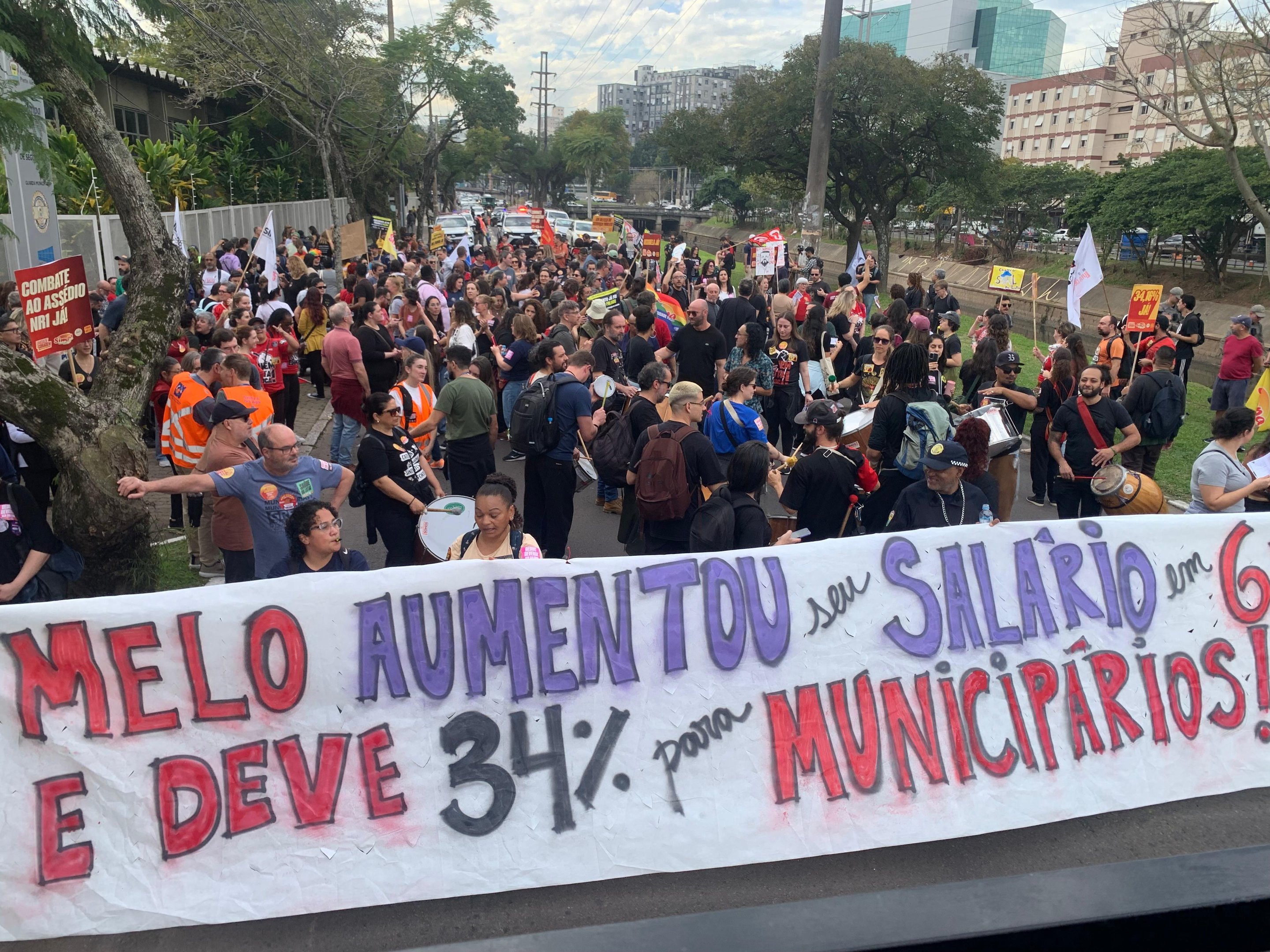 Uma mobiliza&ccedil;&atilde;o dos municip&aacute;rios come&ccedil;ou em frente ao CEIC e seguiu em caminhada at&eacute; a sede do Simpa
