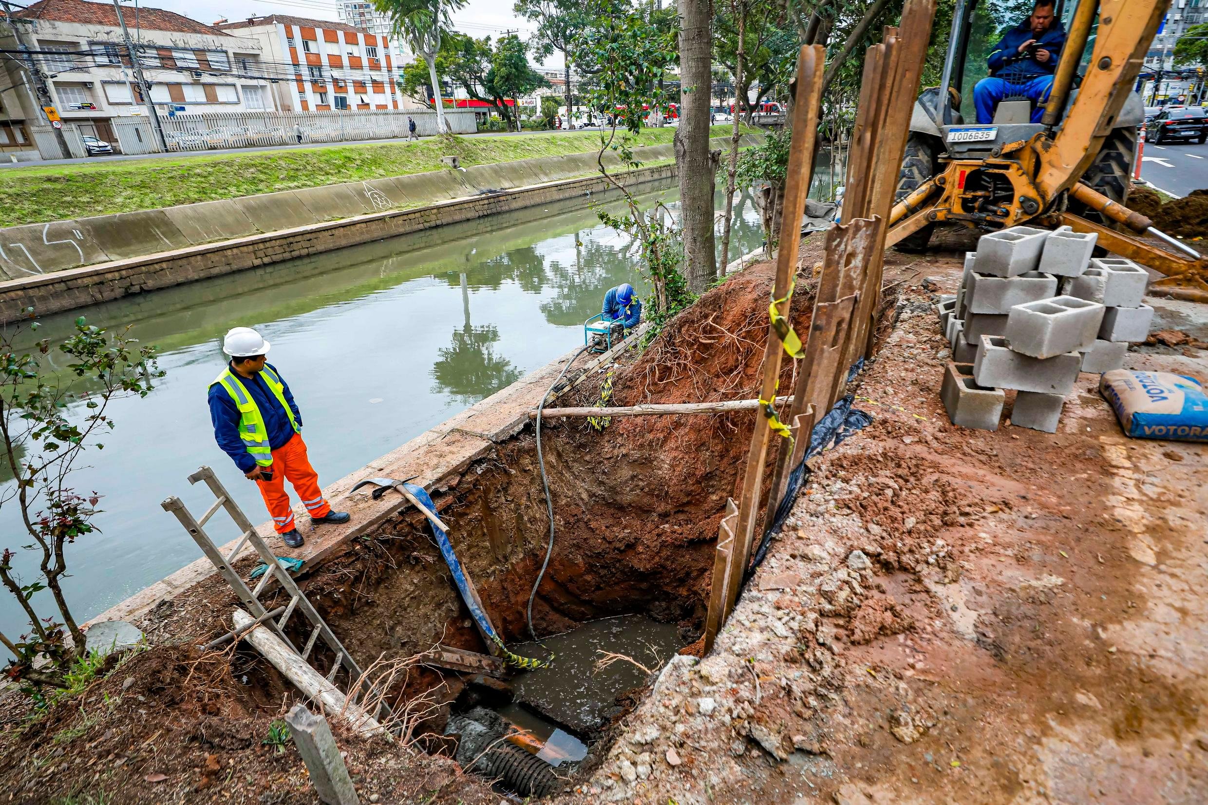 Dmae realiza instala&ccedil;&atilde;o de comportas junto &agrave;s redes de drenagem urbana ligadas diretamente ao Arroio Dil&uacute;vio