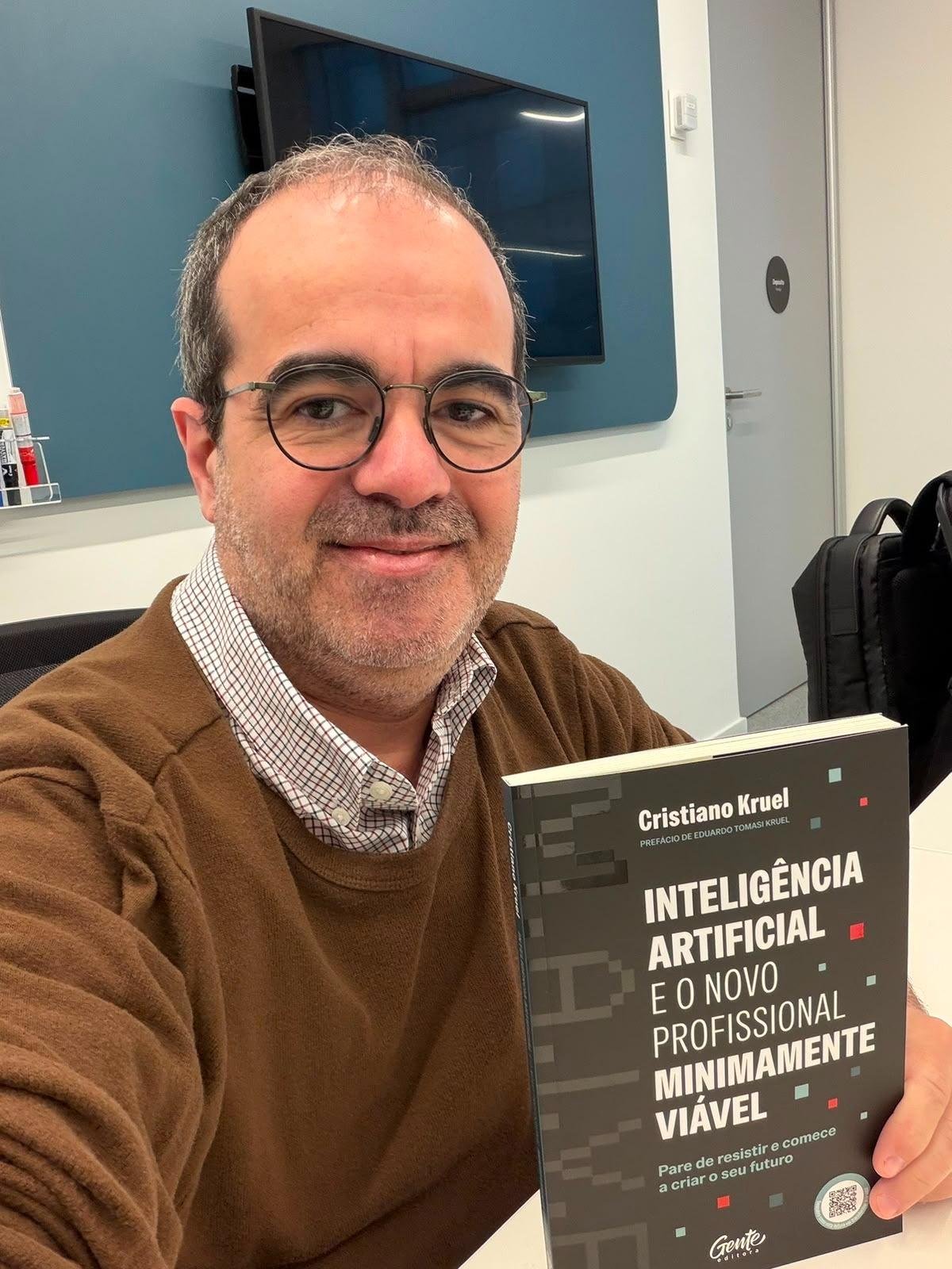 Cristiano Kruel est&aacute; lan&ccedil;ando o livro 'Intelig&ecirc;ncia Artificial e o Novo Profissional Minimamente Vi&aacute;vel'
