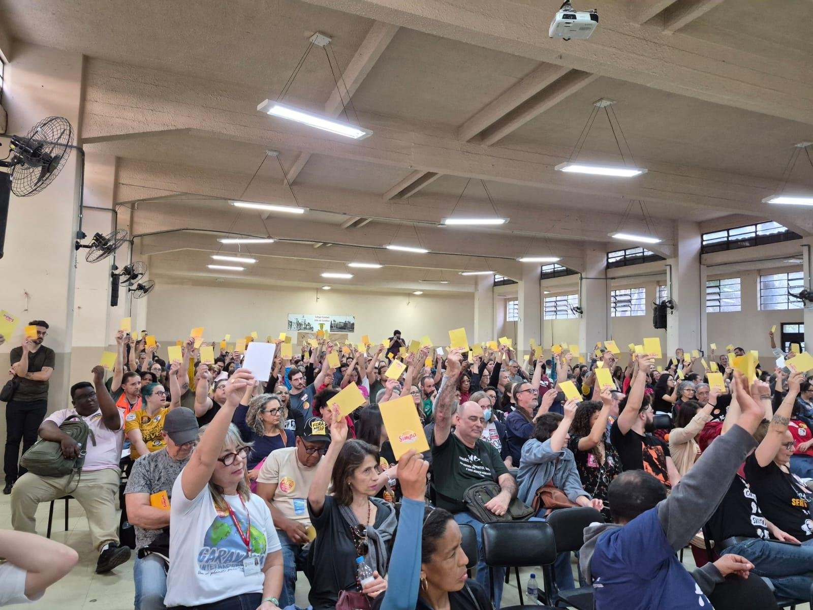 Categoria votou em ampla maioria por manter mesa de negocia&ccedil;&atilde;o com a prefeitura