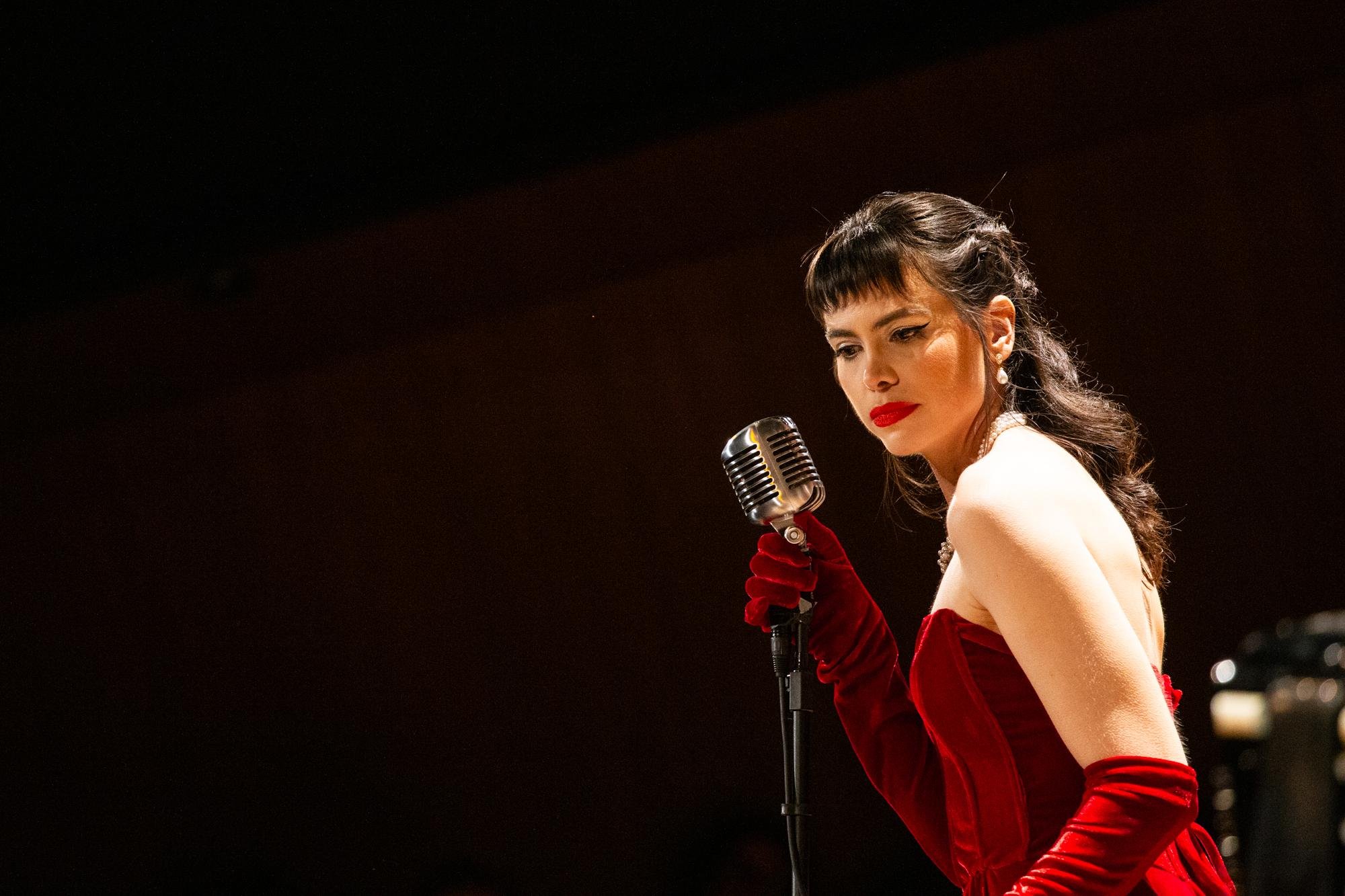 Luana Pacheco interpretou cl&aacute;ssicos de &Eacute;dith Piaf em apresenta&ccedil;&atilde;o gratuita no Multipalco Eva Sopher no dia 24 de junho em apresenta&ccedil;&atilde;o comentada em texto do escritor Alcy Cheuiche