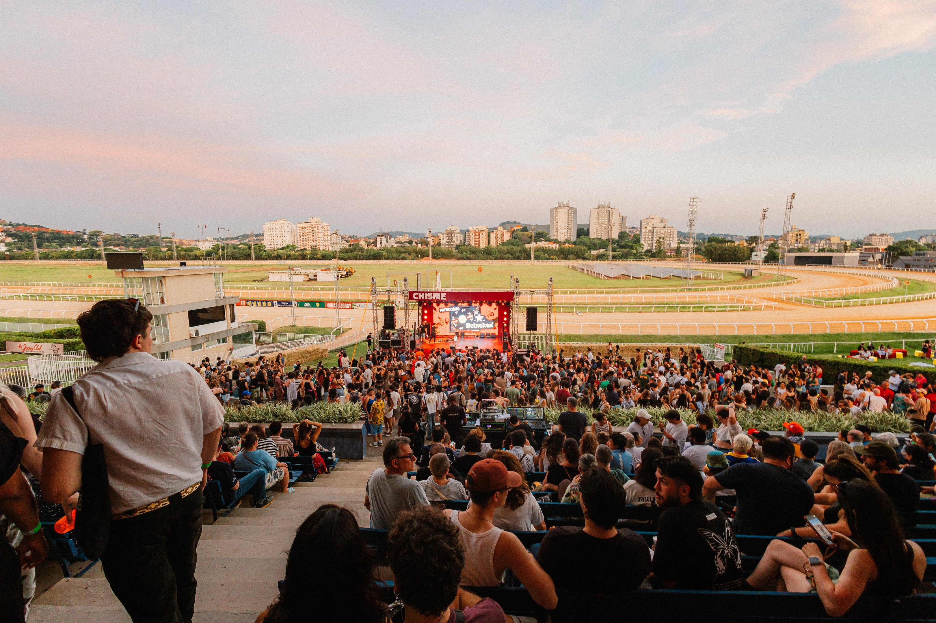 Terceira edi&ccedil;&atilde;o do Chisme Festival acontece no dia 28 de novembro no Jockey Club do RS para aproximar express&otilde;es culturais locais do campo &agrave; cidade, reafirmando que a cultura ga&uacute;cha &eacute; tamb&eacute;m brasileira e latina