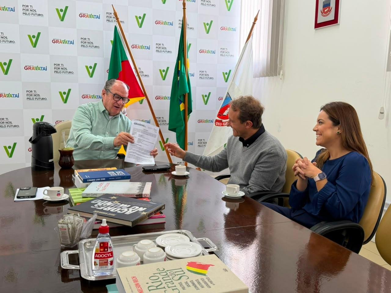 Prefeito Luiz Zaffalon entregou a licen&ccedil;a de opera&ccedil;&atilde;o para o diretor de opera&ccedil;&otilde;es log&iacute;sticas da empresa, Luiz Augusto Vergueiro, nesta sexta-feira