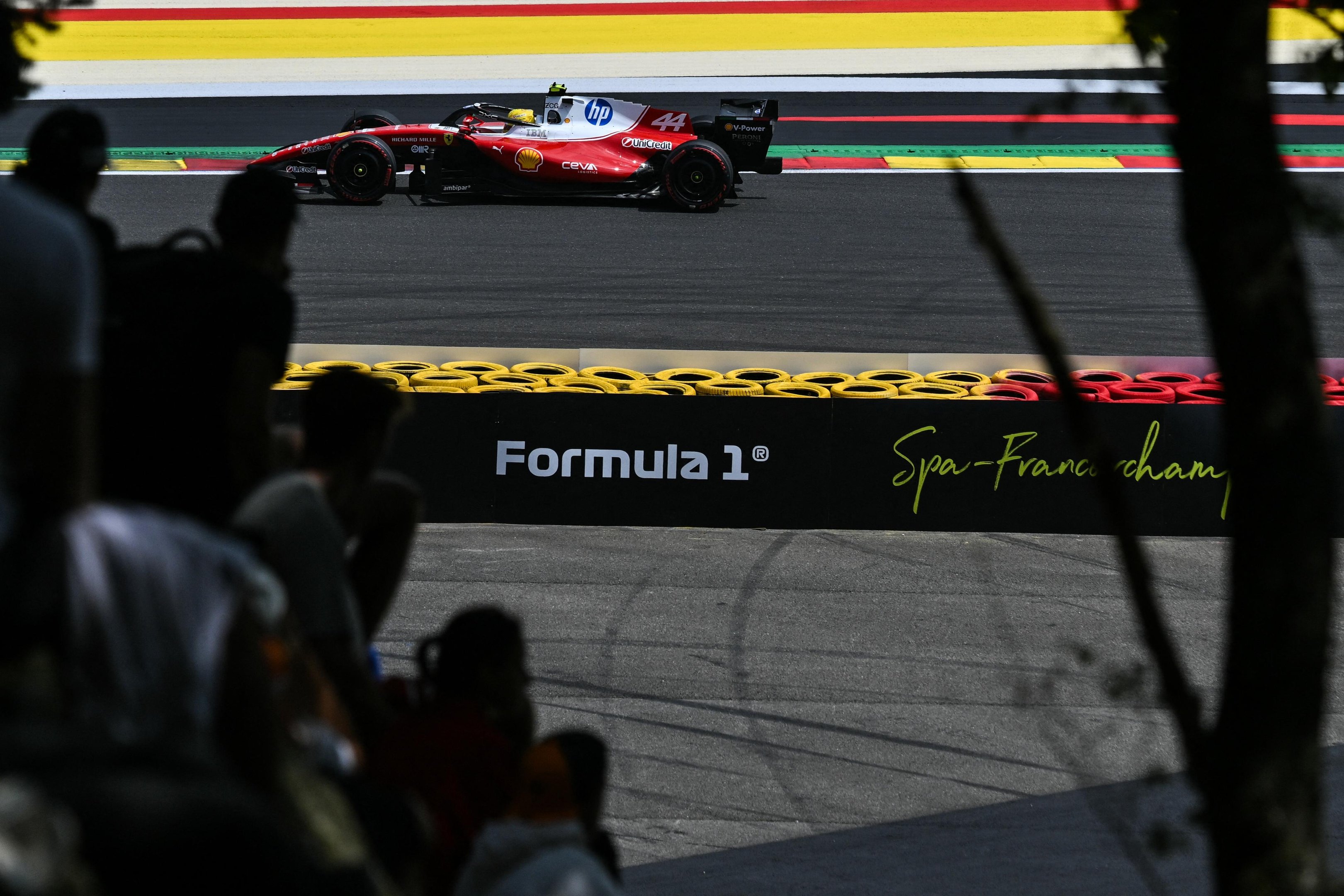 Hamilton pediu desculpas a equipe pelo r&aacute;dio. "Destru&iacute; o carro! Desculpem"