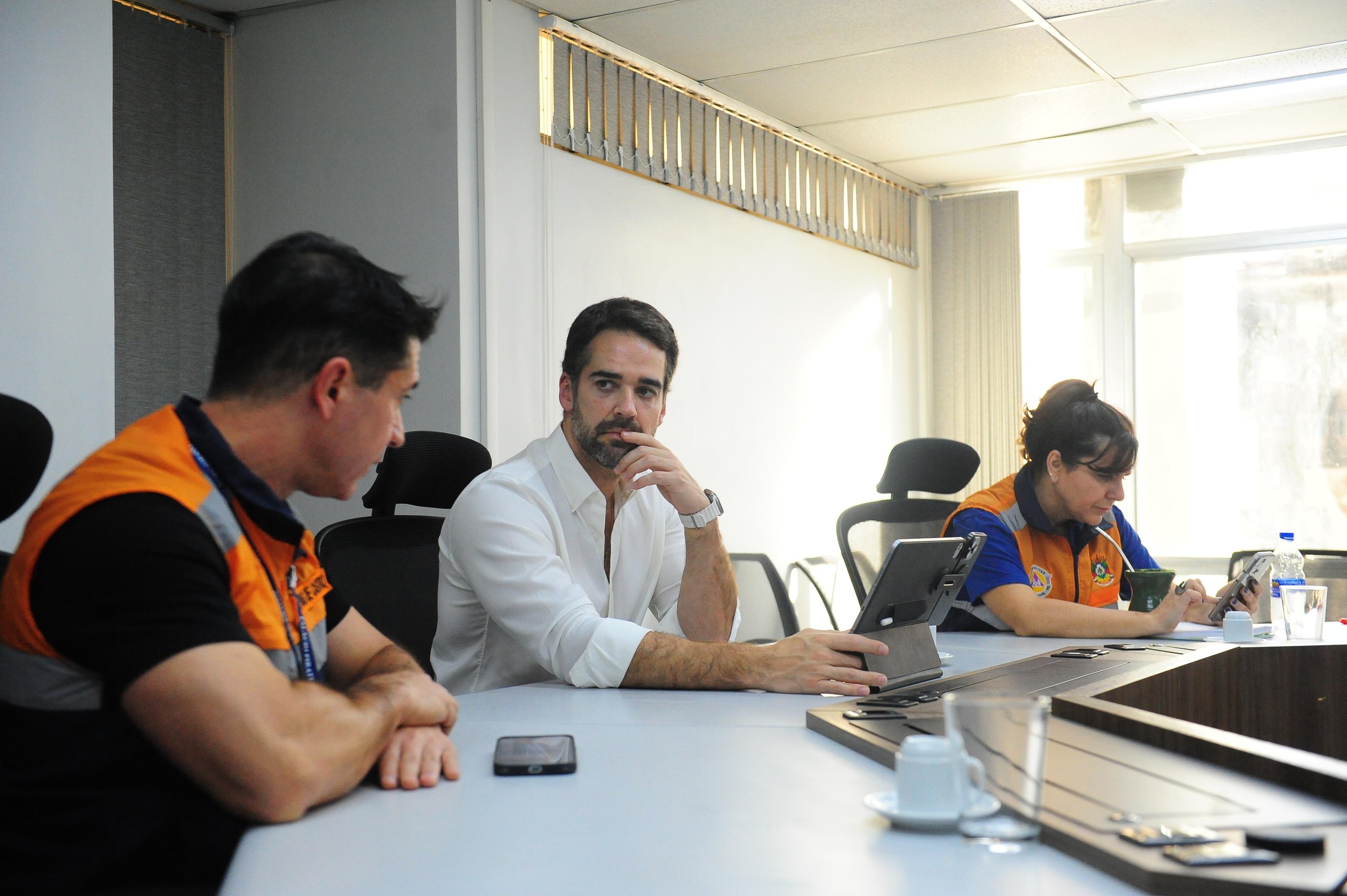 Governador participou de reuni&atilde;o na sede da Defesa Civil, em Porto Alegre, para atualizar cen&aacute;rio de temporais no RS