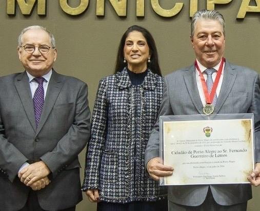 Idenir Cecchim com Bia S&aacute; e Fernando Lemos,&nbsp; novo Cidad&atilde;o de Porto Alegre, no Plen&aacute;rio Ot&aacute;vio Rocha, em noite da homenagem ao presidente do Banrisul, na C&acirc;mara de Vereadores de Porto Alegre