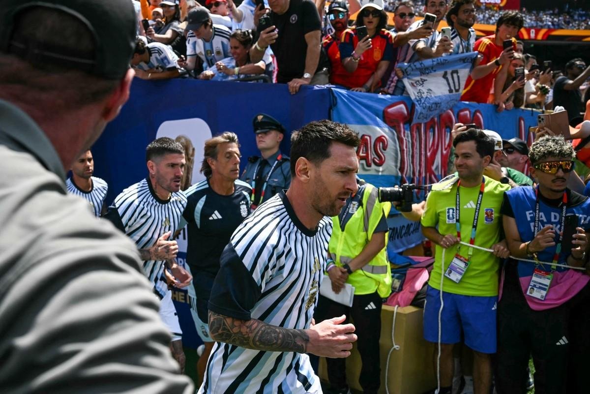 Messi lidera Argentina em busca de segundo t&iacute;tulo consecutivo