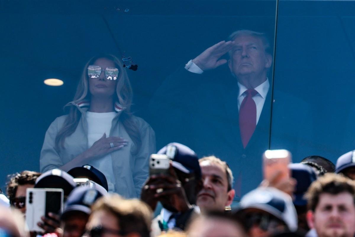 A primeira-dama dos EUA, Melania Trump, e o presidente dos EUA, Donald Trump, ouvem o hino nacional antes da final da Copa do Mundo de futebol de 2026