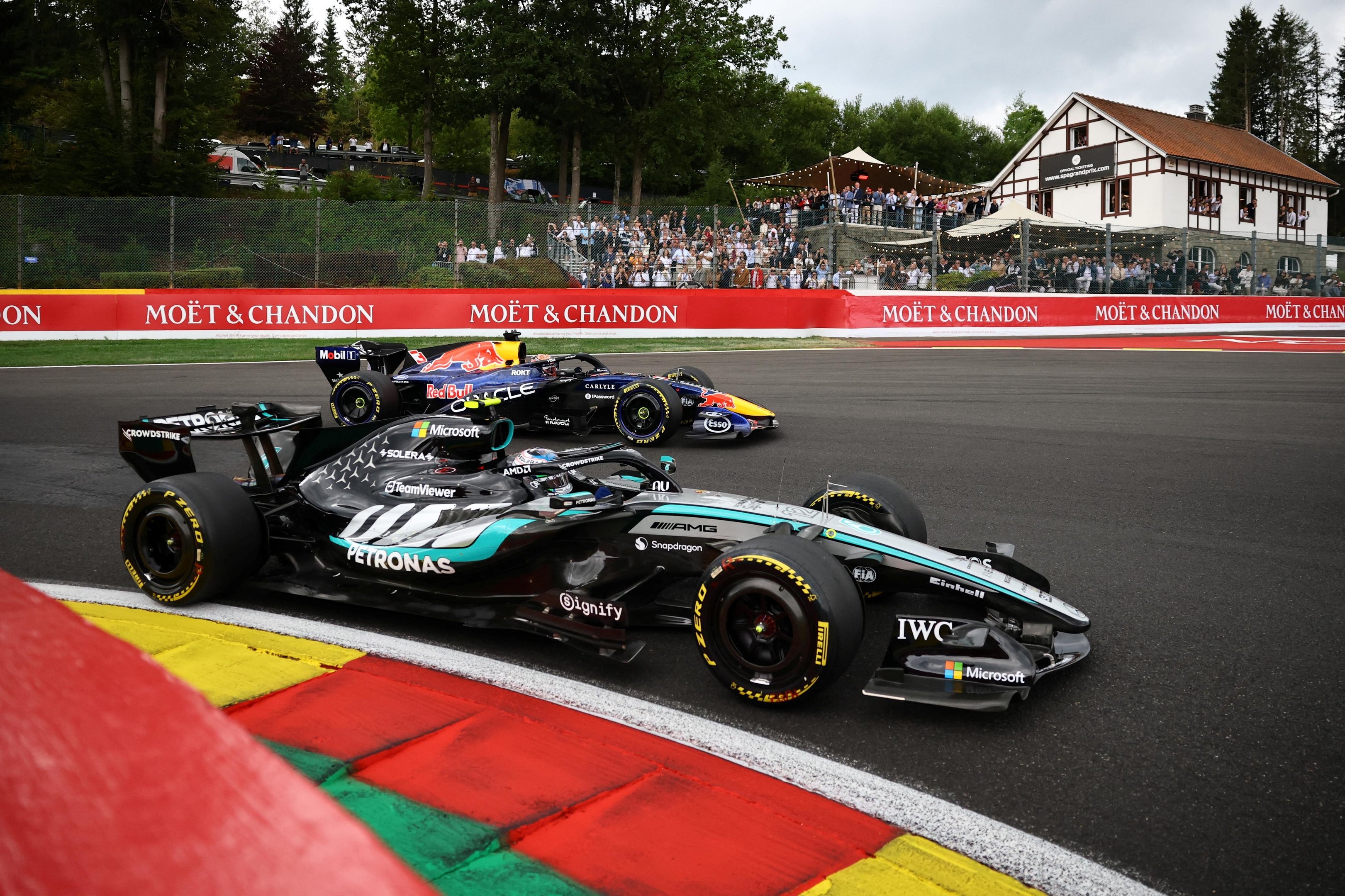 Italiano resistiu a ataques de Verstappen e Leclerc