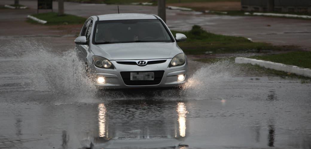 R&aacute;pida chuva deixou alguns locais de Porto Alegre com &aacute;gua acumulada, entre eles, a rua Volunt&aacute;rios da P&aacute;tria