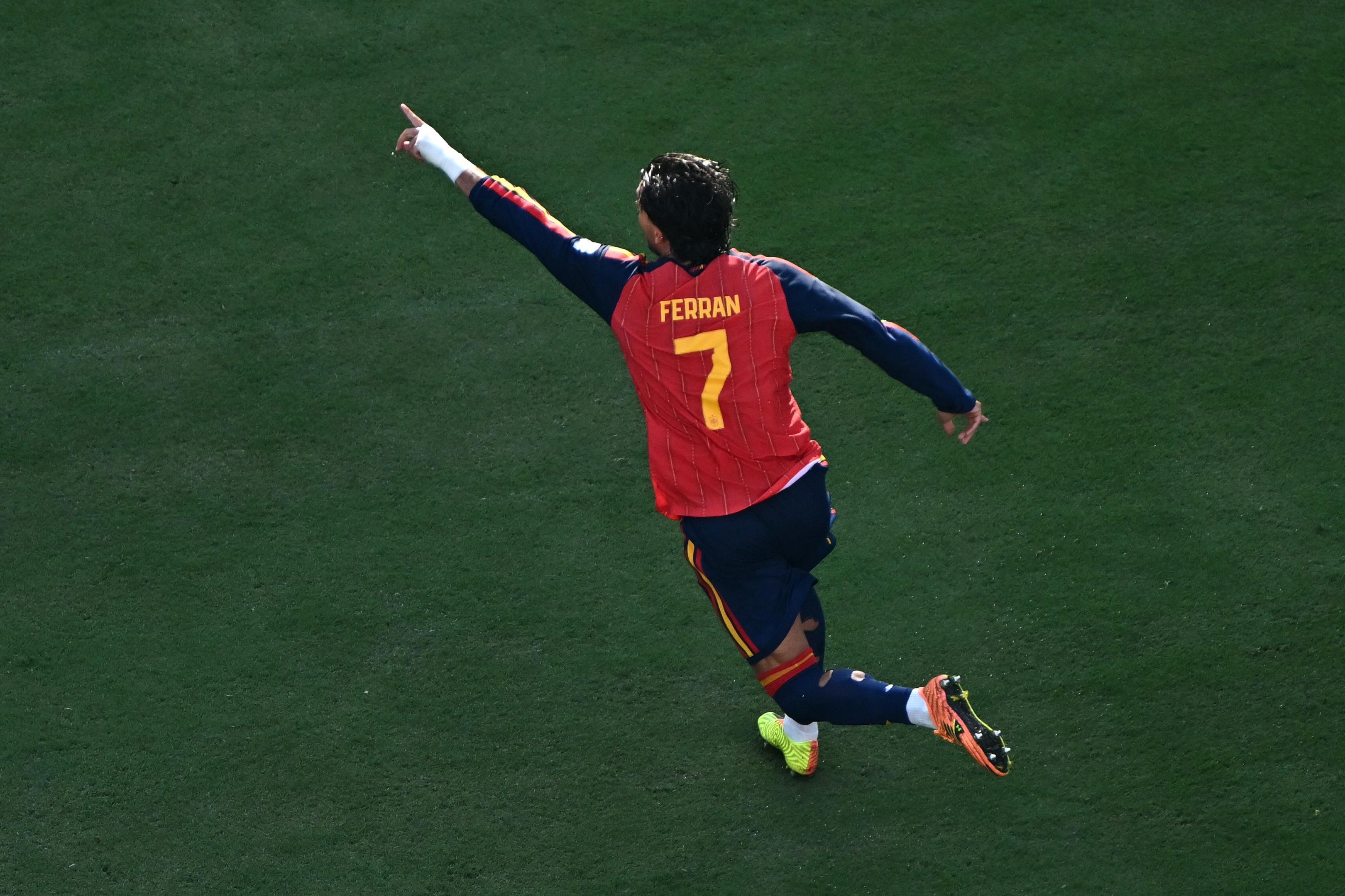 Vindo do banco, Ferran Torres decidiu e foi eleito melhor jogador da partida