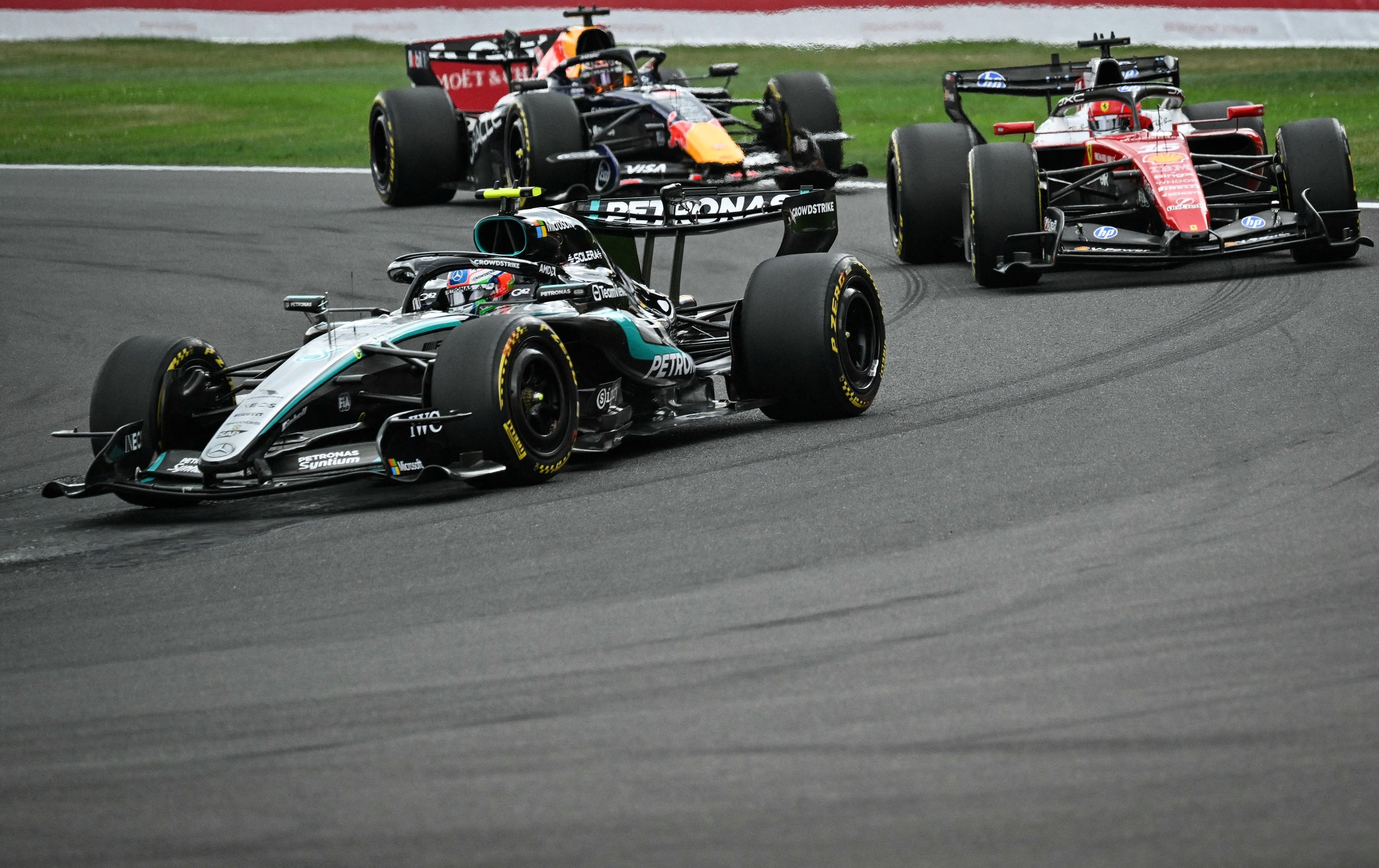 Antonelli segurou Max e superou Leclerc na pista