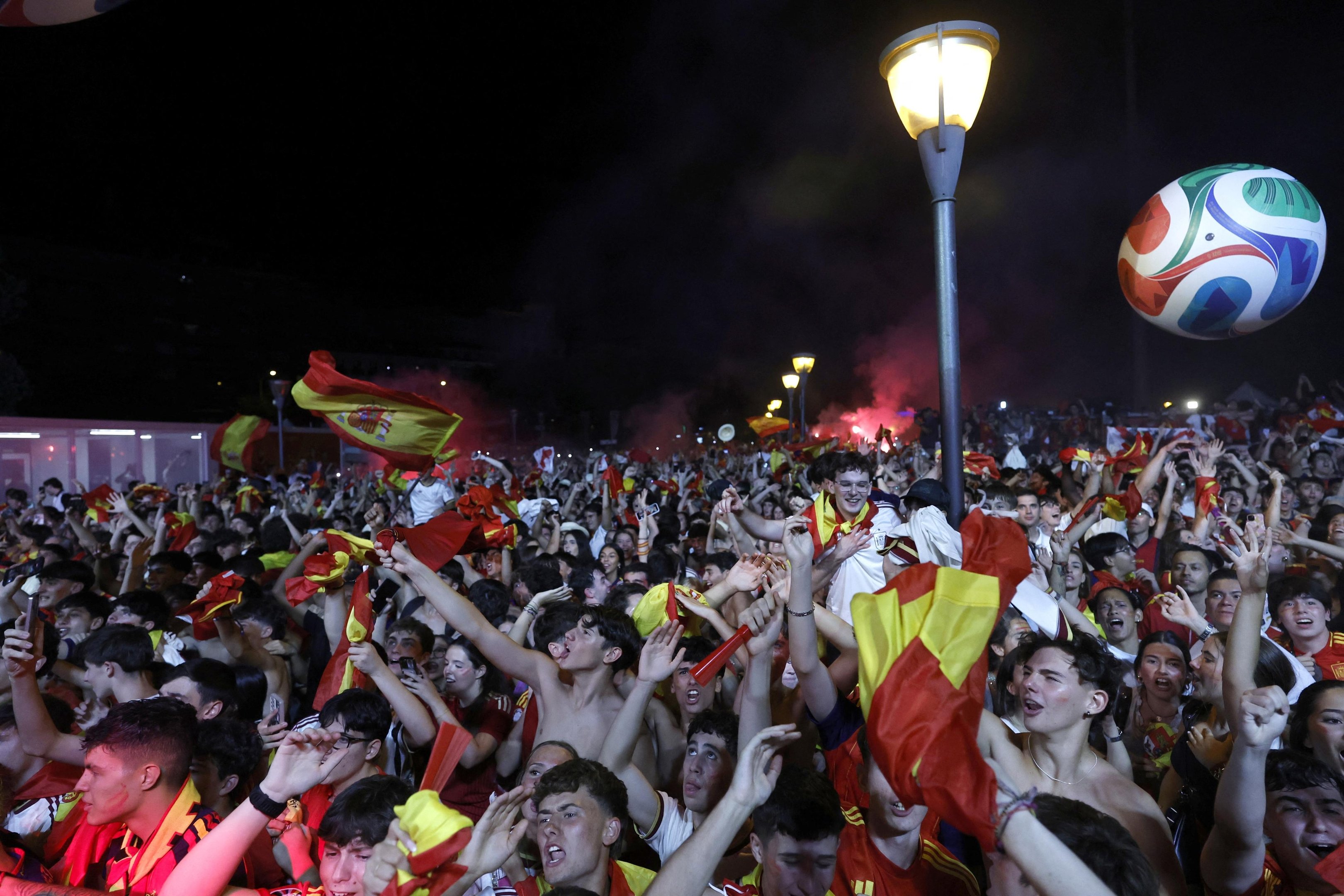 Festa avan&ccedil;ou pela madrugada na Espanha