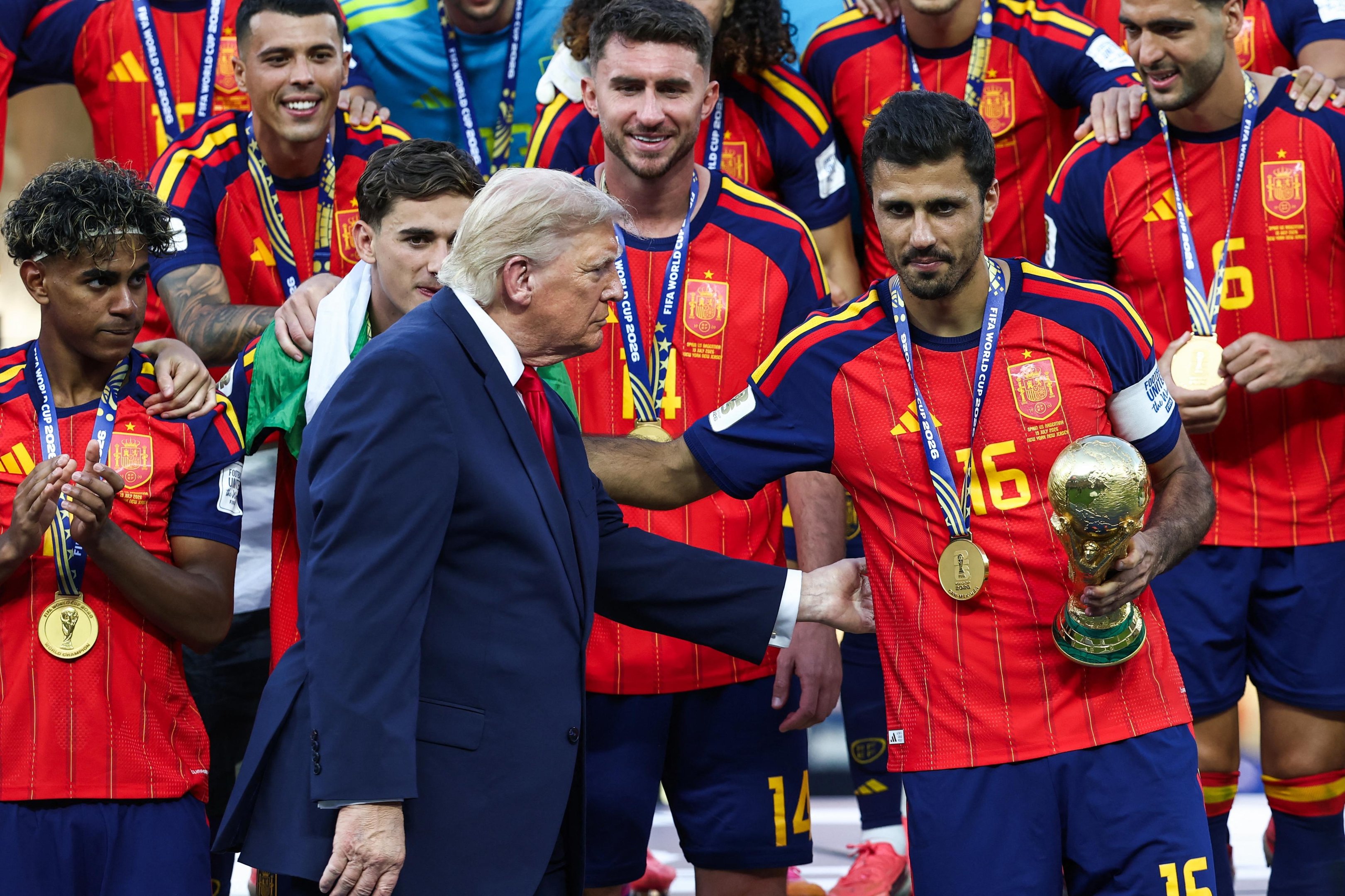Trump entregou a ta&ccedil;a da Copa do Mundo para Rodri, capit&atilde;o da Espanha