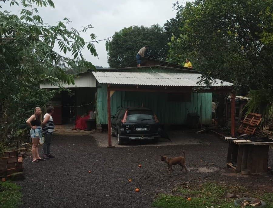 Em Vera Cruz, a ventania causou o destelhamento parcial de ao menos 25 im&oacute;veis